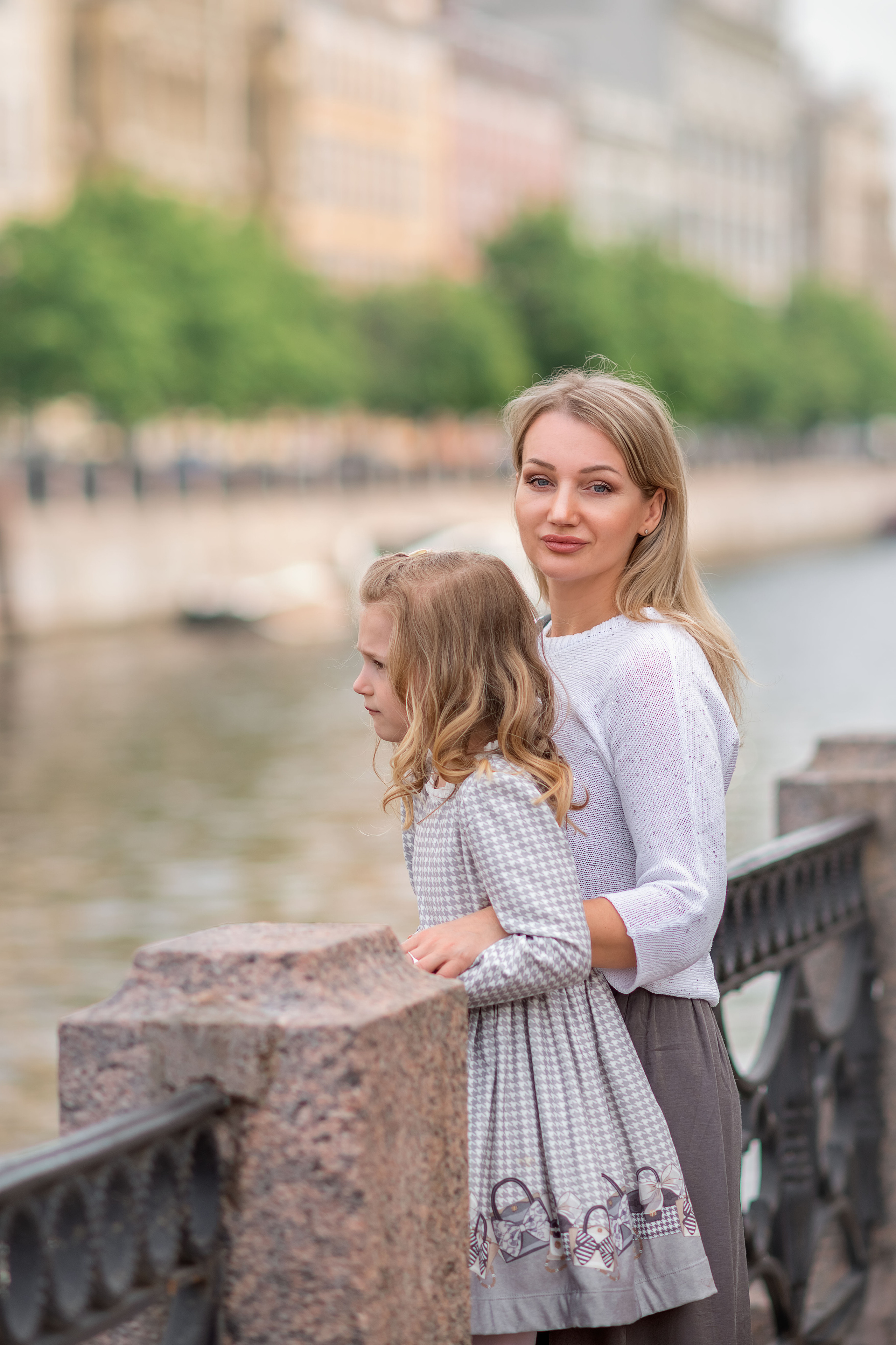 Семейная фотосессия в центре СПб. Фотограф Юлия Кондратьева