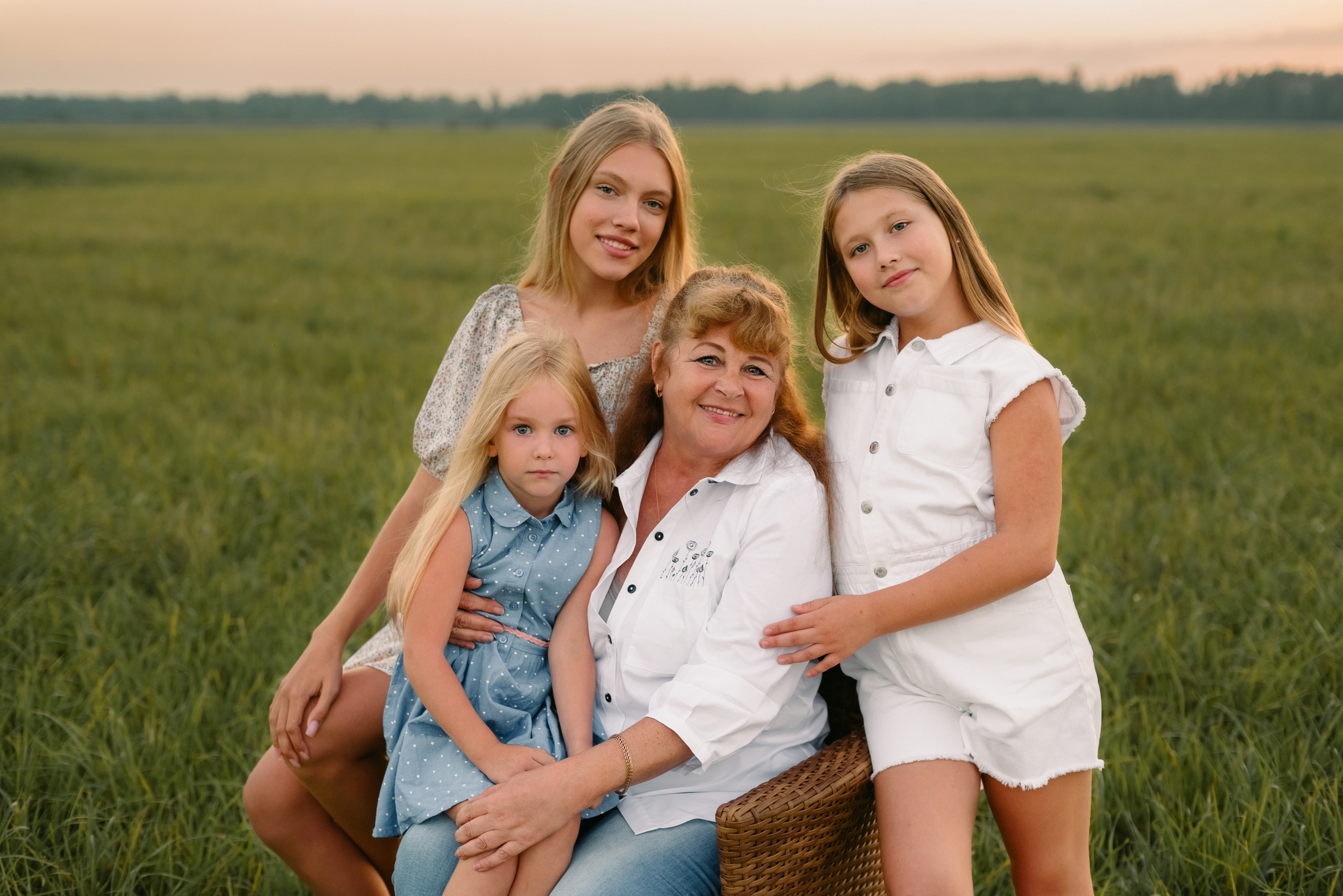 Семейная фотосессия на природе. Дочки, мама и бабушка. Фотограф Юлия Кондратьева