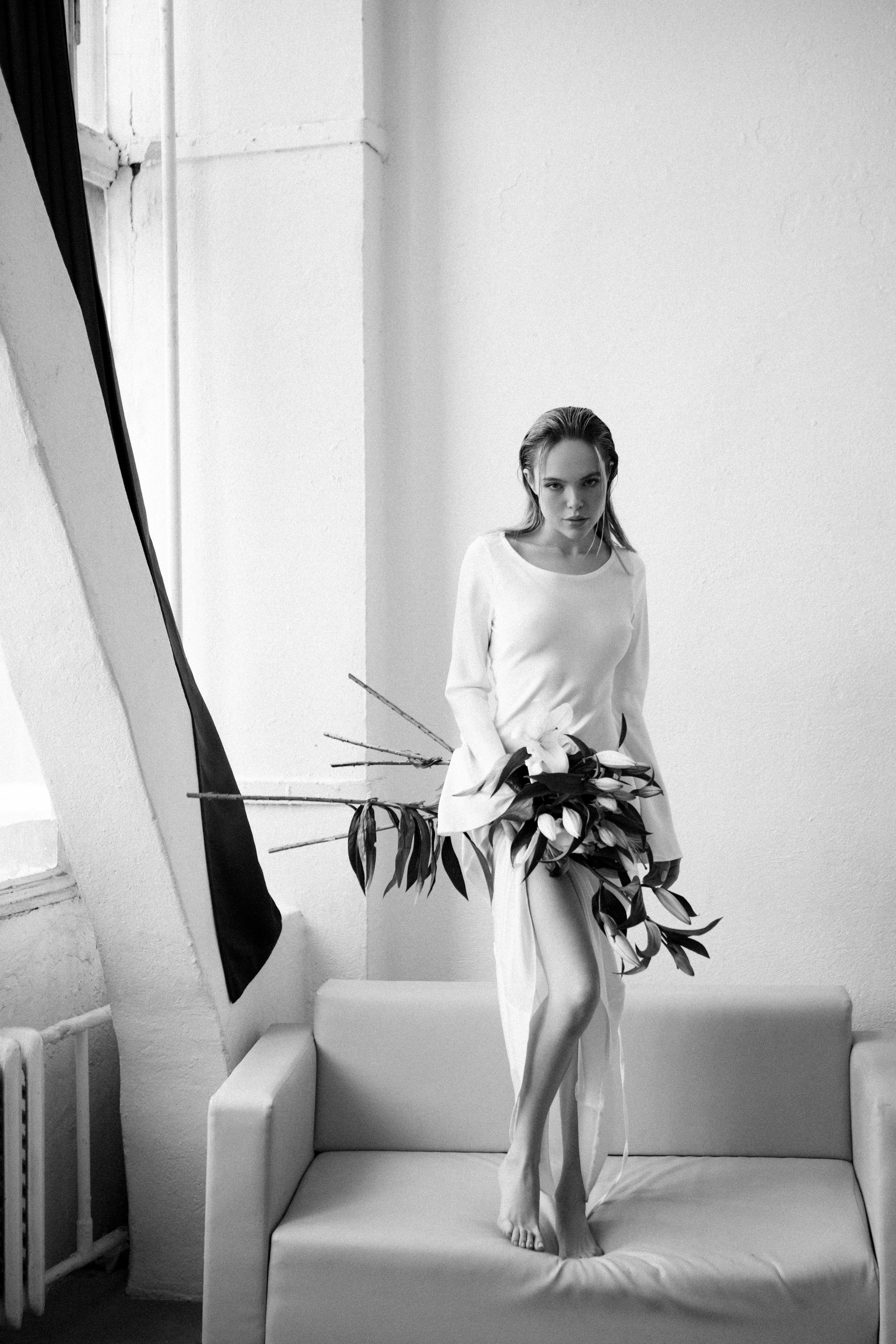 Арина. Фотосессия чб с лилиями в белой студии. Фотограф в Москве Ольга Сатони