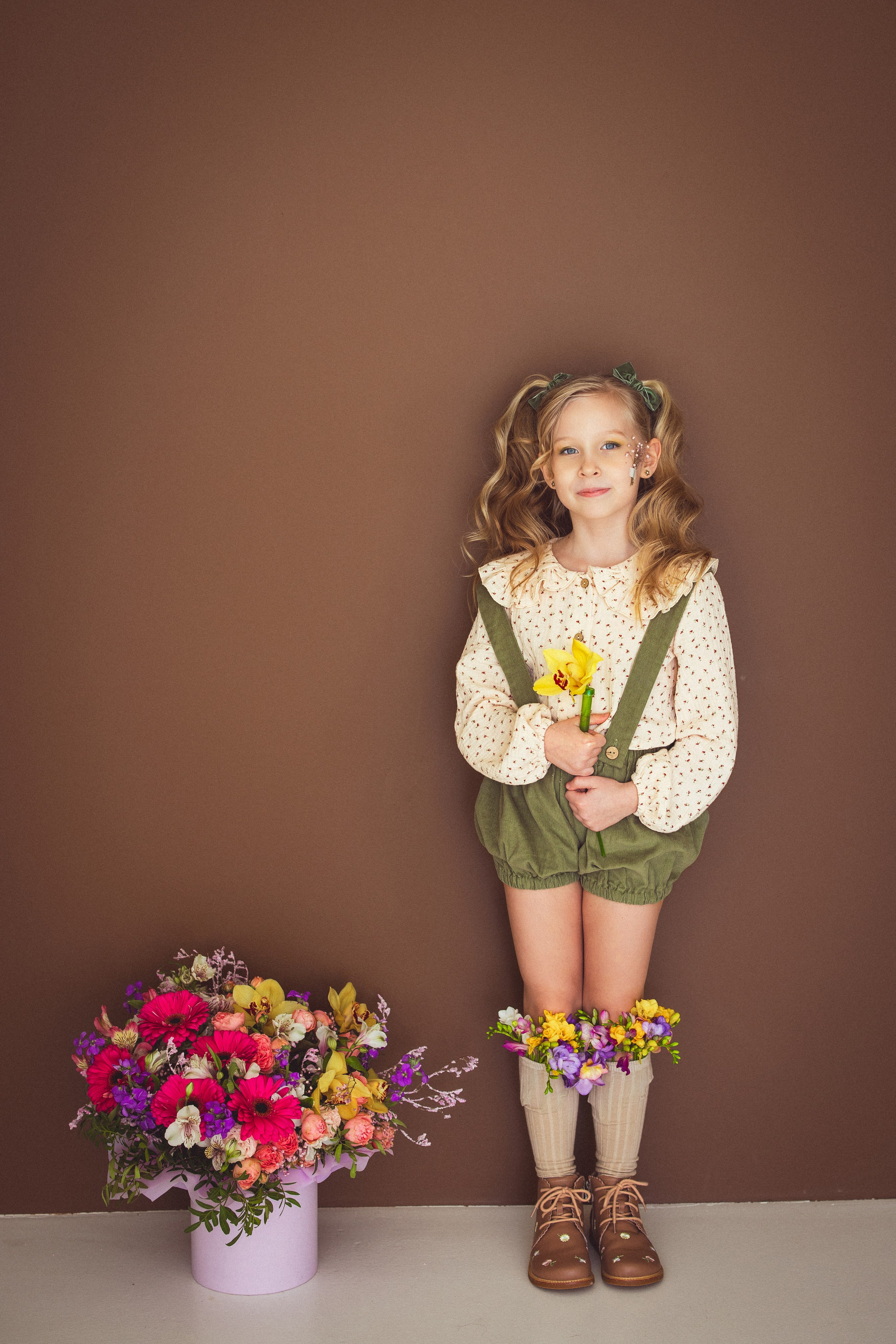 Фотосессия с ярким букетом цветов к 8 марта, 2024 г. Семейный и детский фотограф в Краснодаре Анна Трашкова