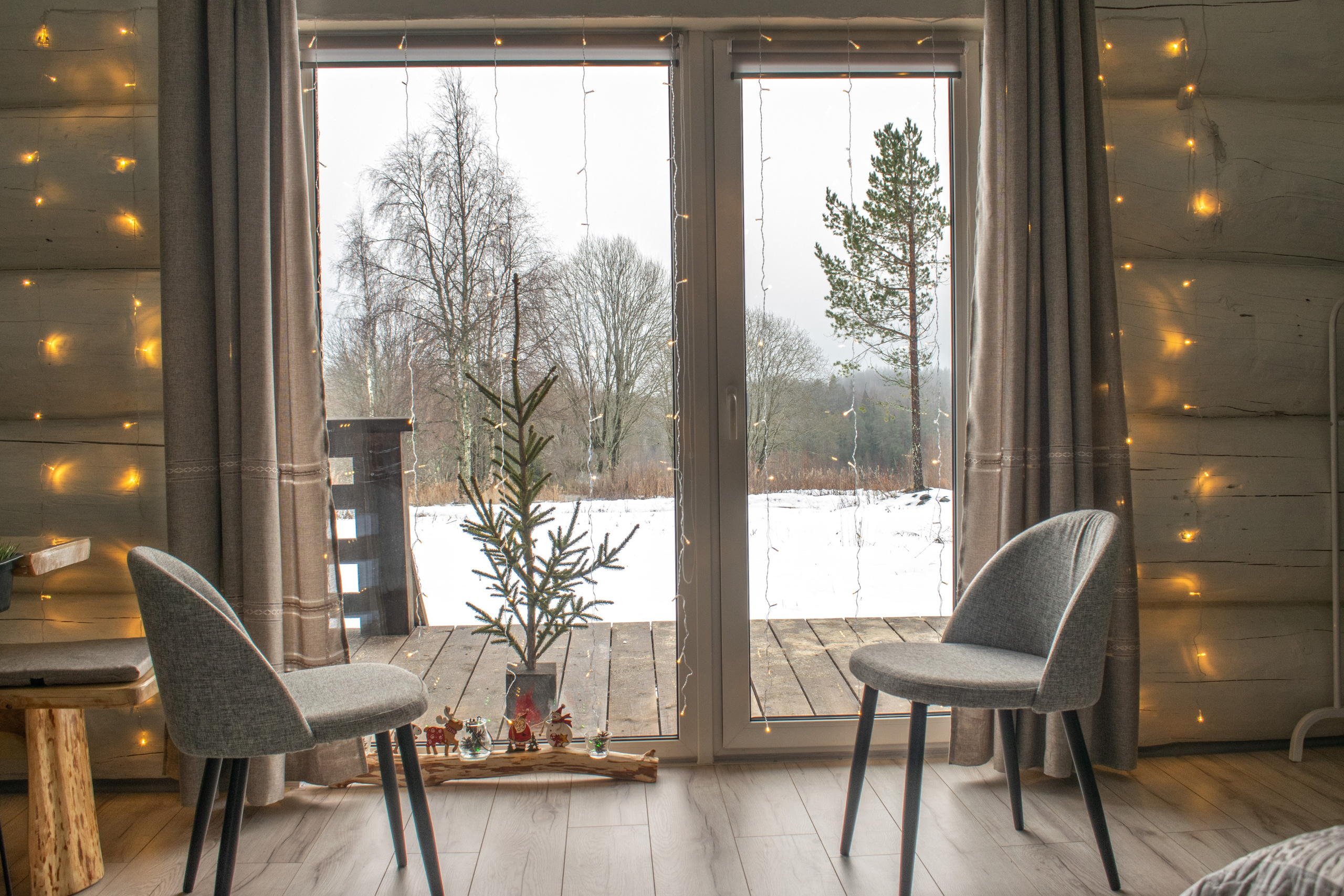 Интерьерная съемка гостевого дома в Карелии в Пуйккола. Стулья у большого панорамного окна