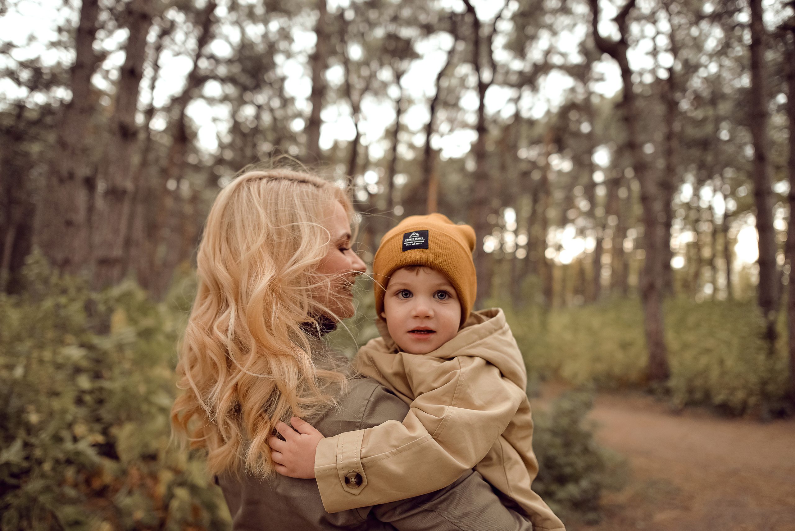 Девушка гляет по лесу с сыном