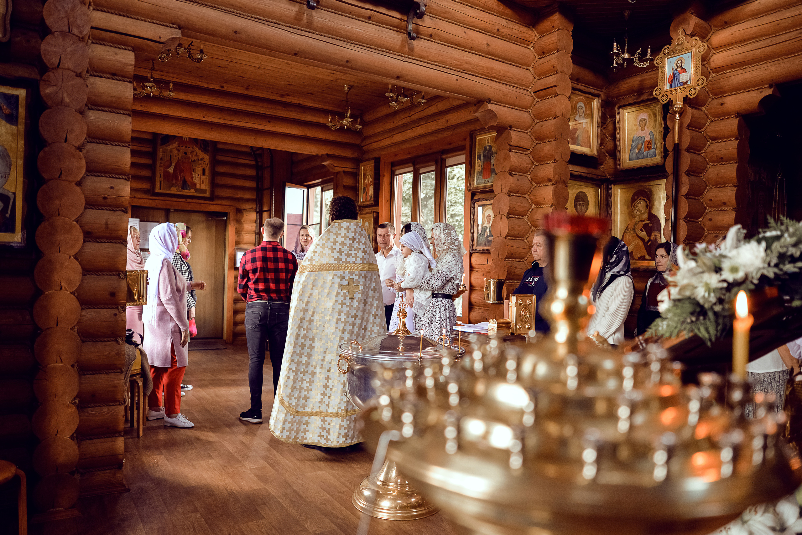 Проходит крещение маленькой девочки в храме