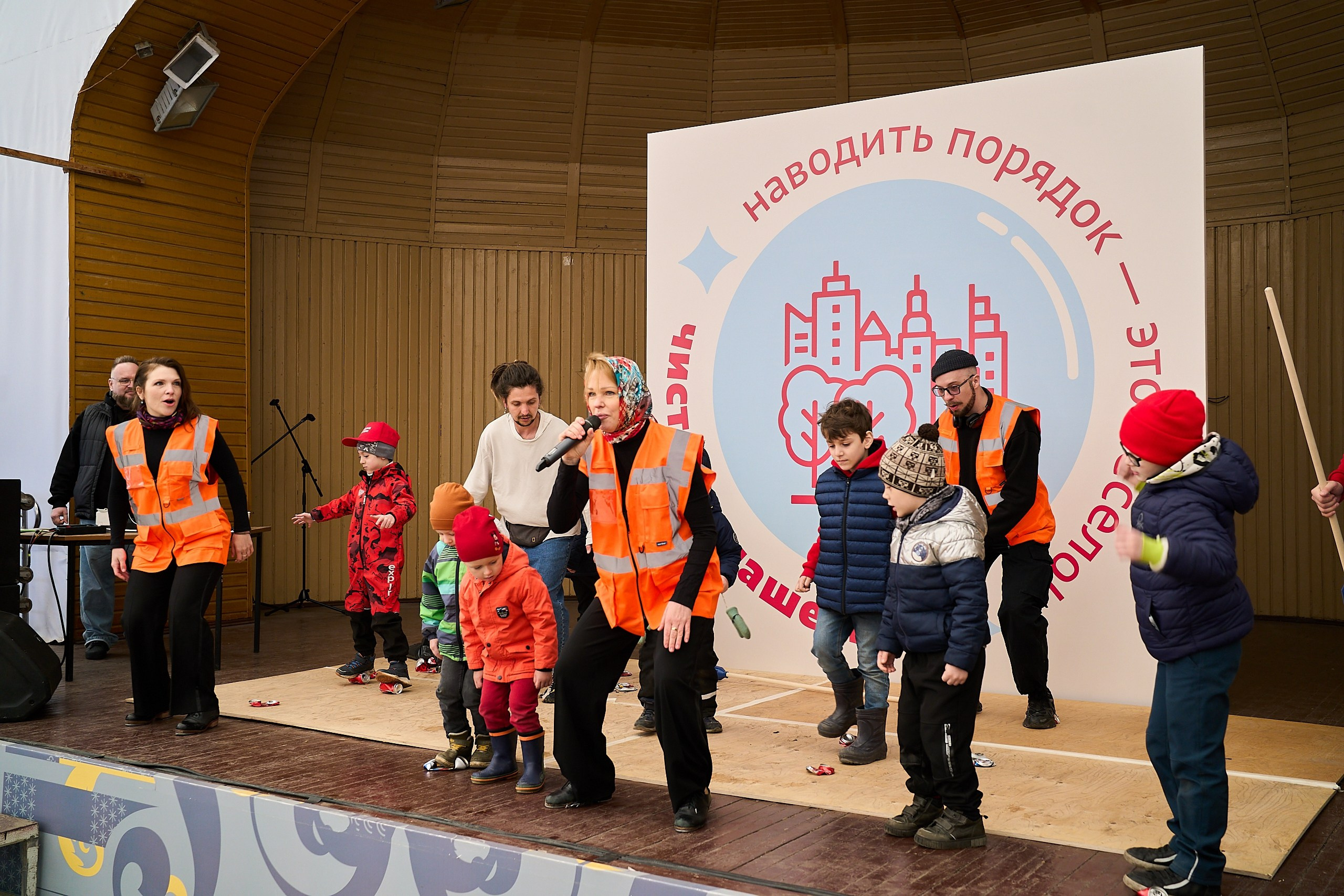 Субботник у Управления делами Мэра и Правительства Москвы. Фотограф и Видеограф в Москве. Олег Корушев