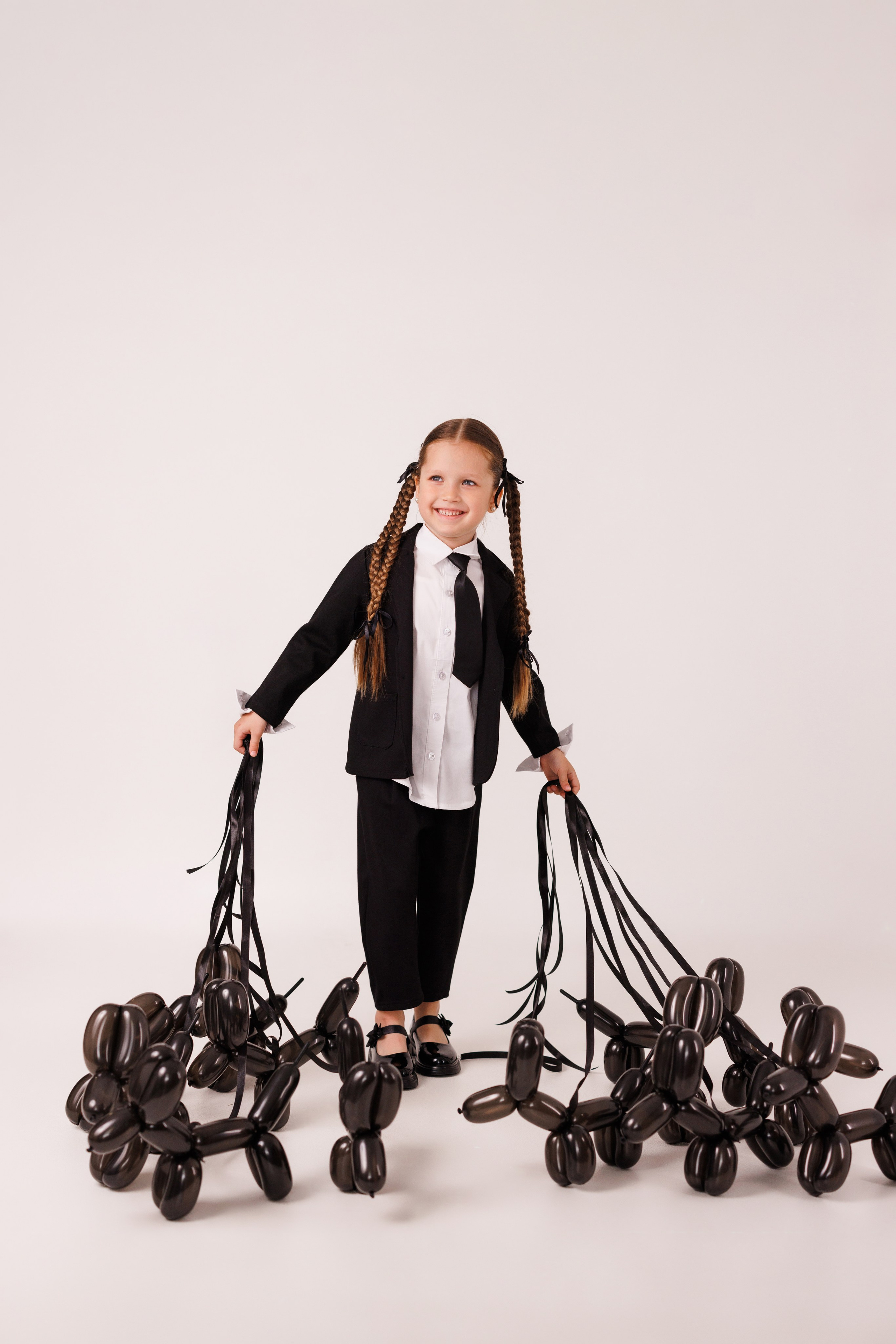 Стильная детская фотосессия с собачками из шариков, для девочек и мальчиков. Семейный и детский фотограф в Краснодаре Анна Трашкова