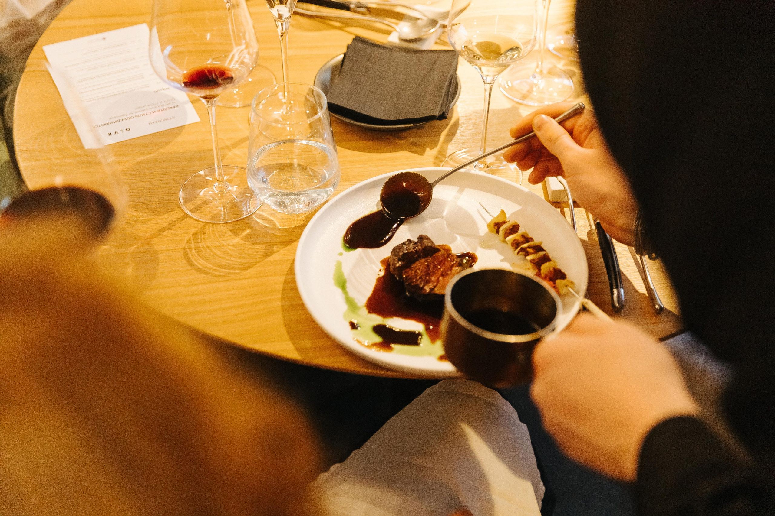 Презентация открытия магазина женской одежды GLVR в ресторане Fresco. Фотограф в Красноярске Надежда Воскресенская