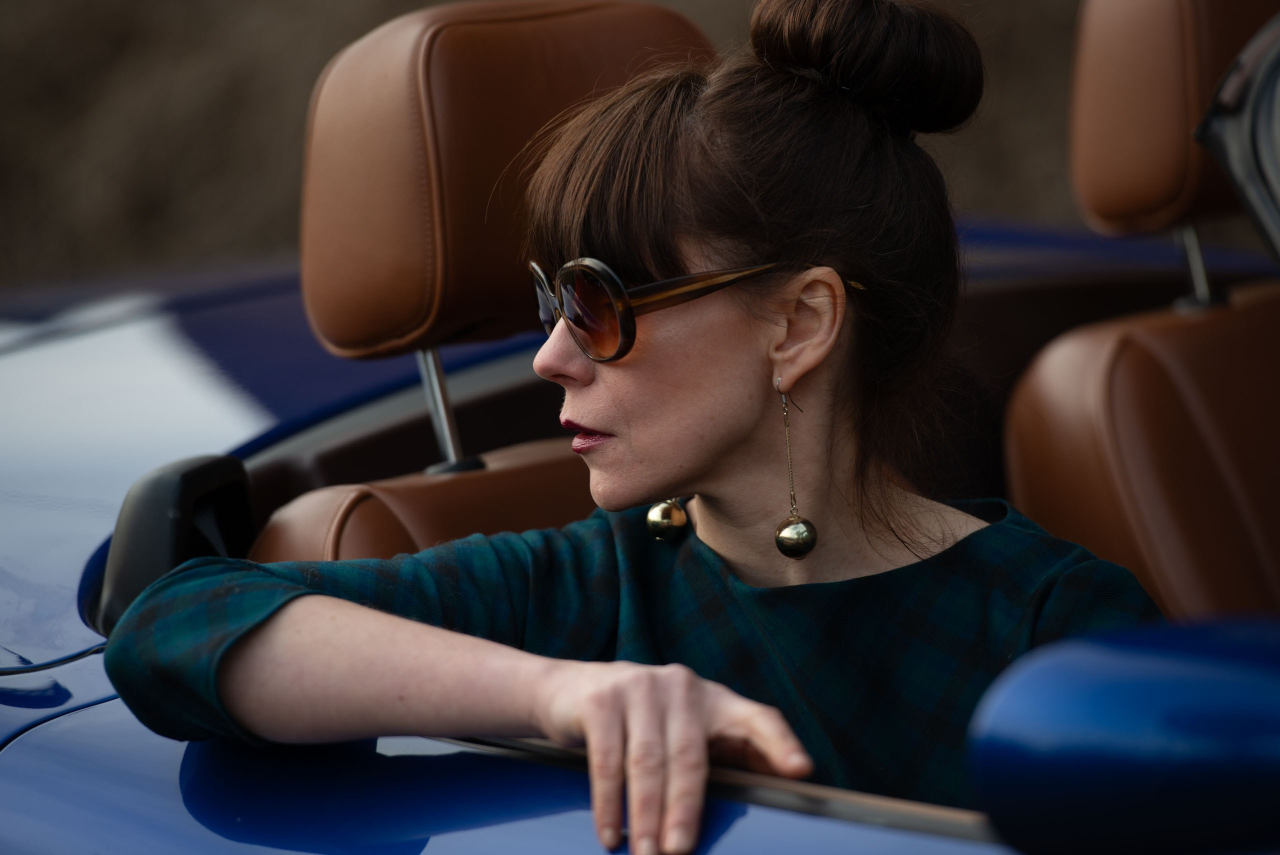 Певица Светлана Бень в зеленом винтажном платье и солнечных очках.