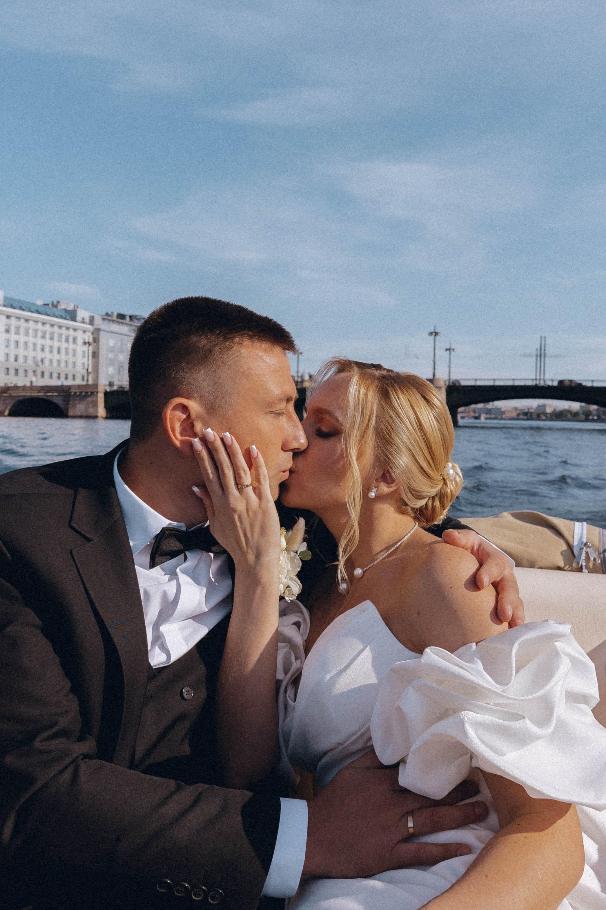 СВАДЕНБНАЯ СЬЕМКА НА КАТЕРЕ ПО КАНАЛАМ САНКТ-ПЕТЕРБУРГА И В АКВАТОРИИ НЕВЫ. Профессиональный фотограф, Санкт-Петербург — Виктория Богомолова
