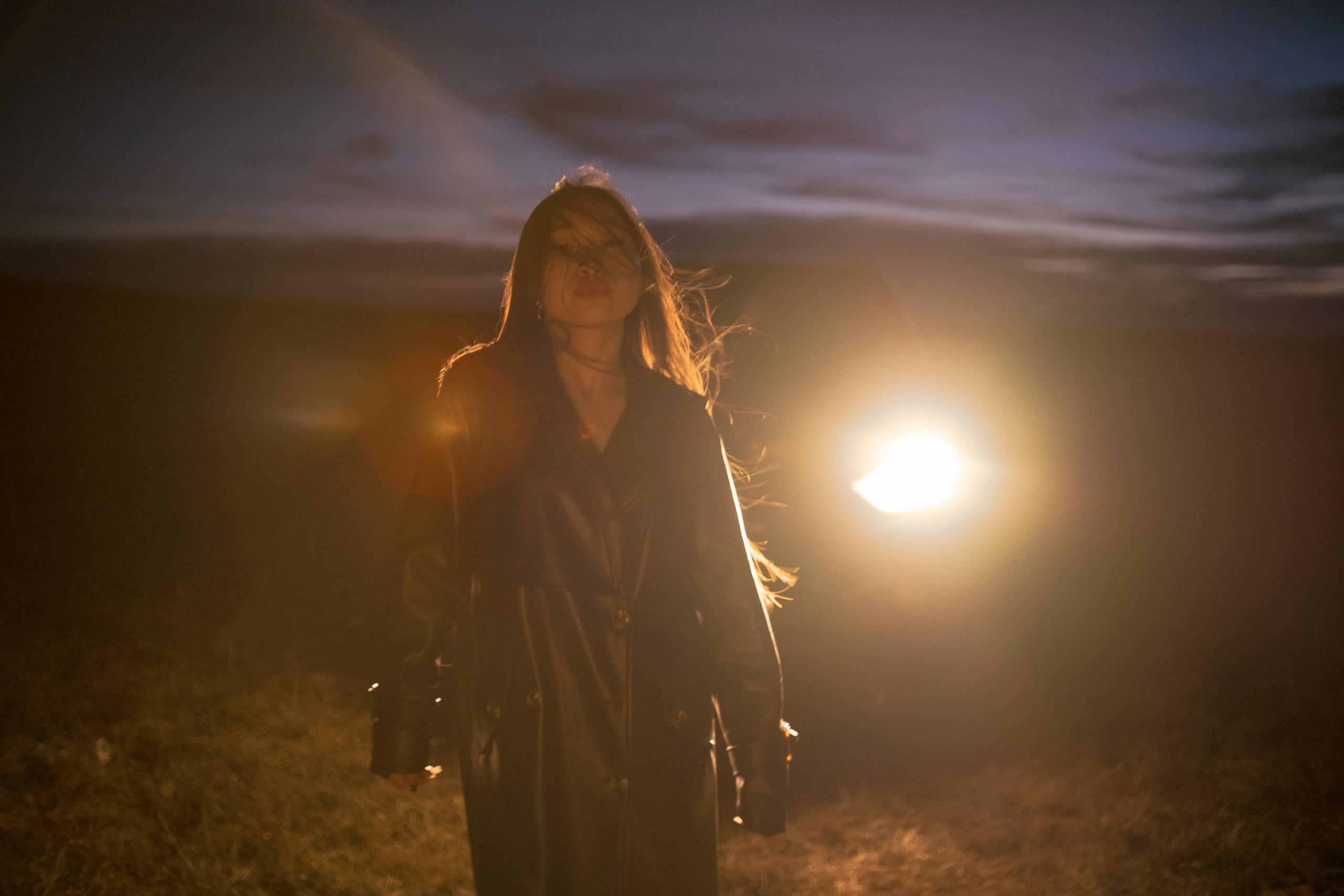 Ветер растрепал волосы Анель. Фотограф Коробова Екатерина