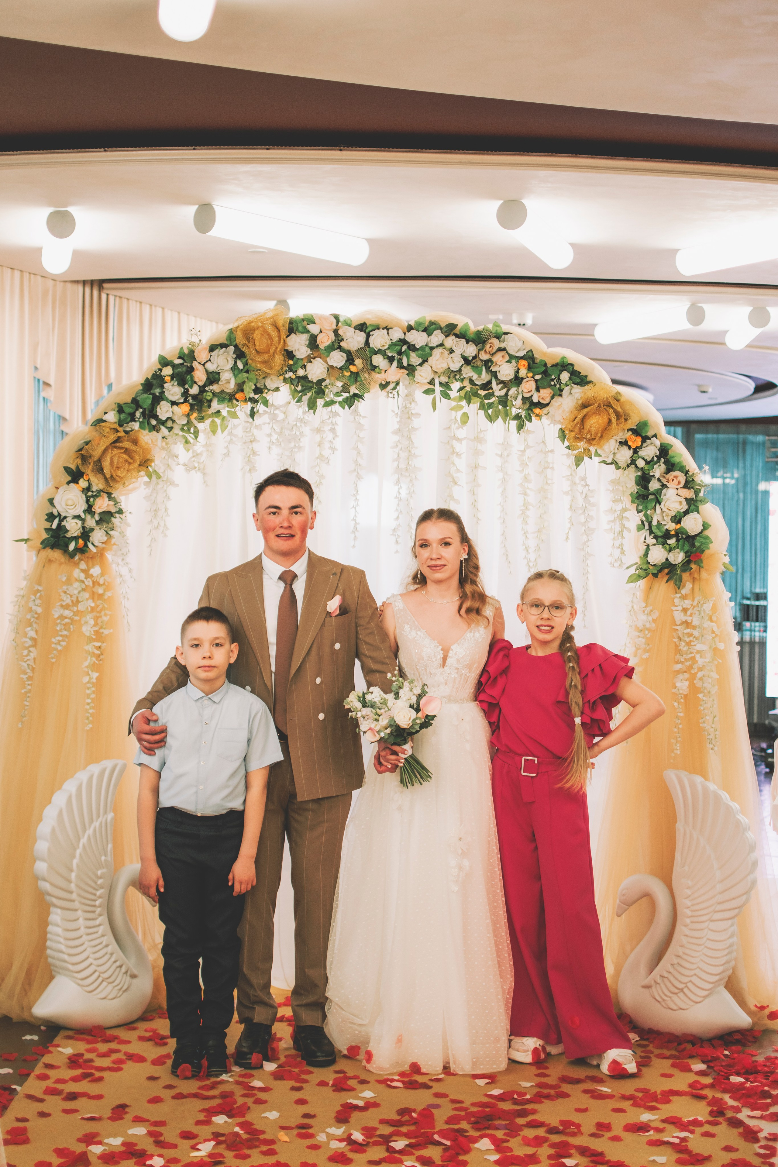 Альберт и Анастасия (Студийная фотосессия, роспись в ДК Нефтяник + фотосессия с гостями). Семейный и свадебный фотограф Губкинский и Ставрополь