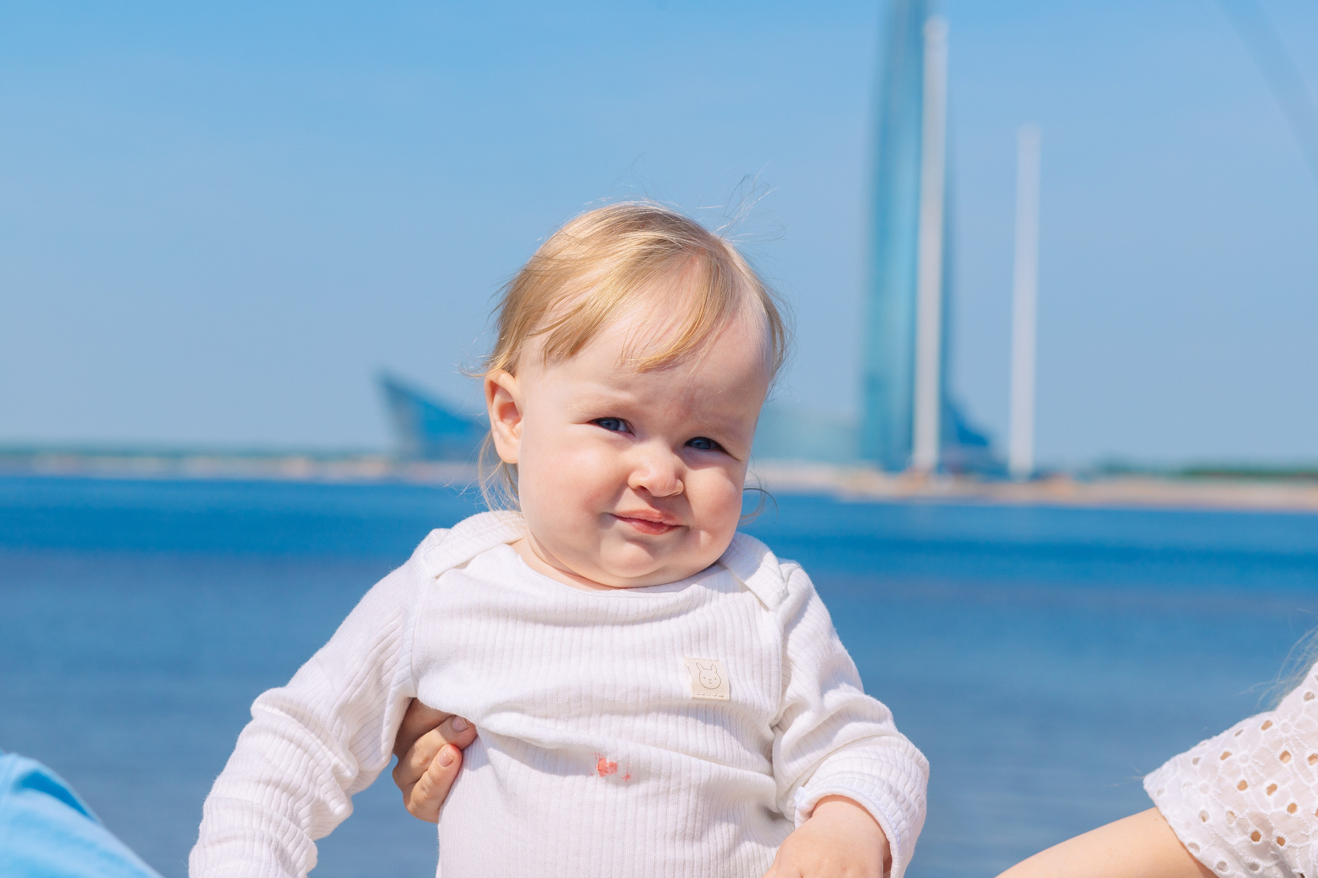 Семейная фотосессия летом в солнечный день в Санкт-Петербурге с видом на Лахту. Фотограф в Санкт-Петербурге, Анна Скворцова
