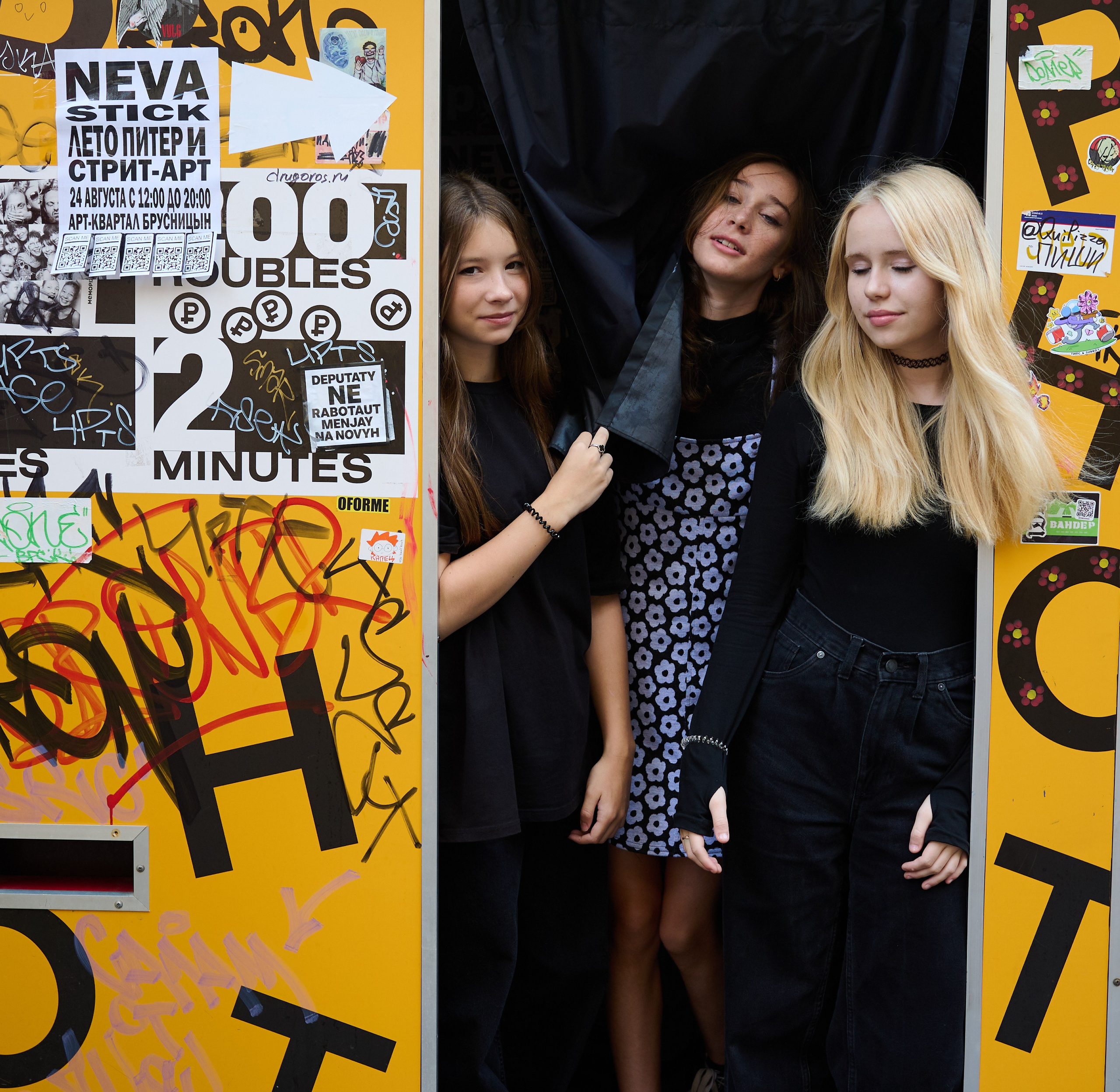 подружки в фотоавтомате