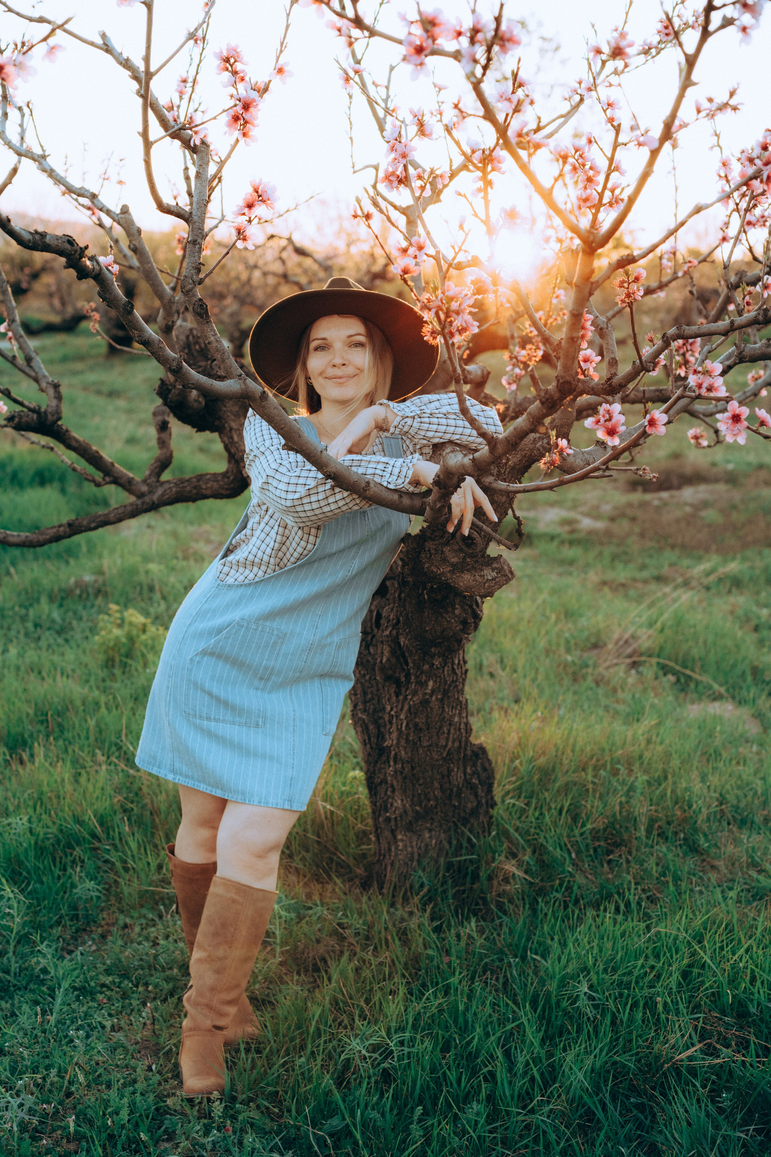 Женская фотосессия в персиковых цветениях. Портретный свадебный фотограф Крым | Евгения Щитенко