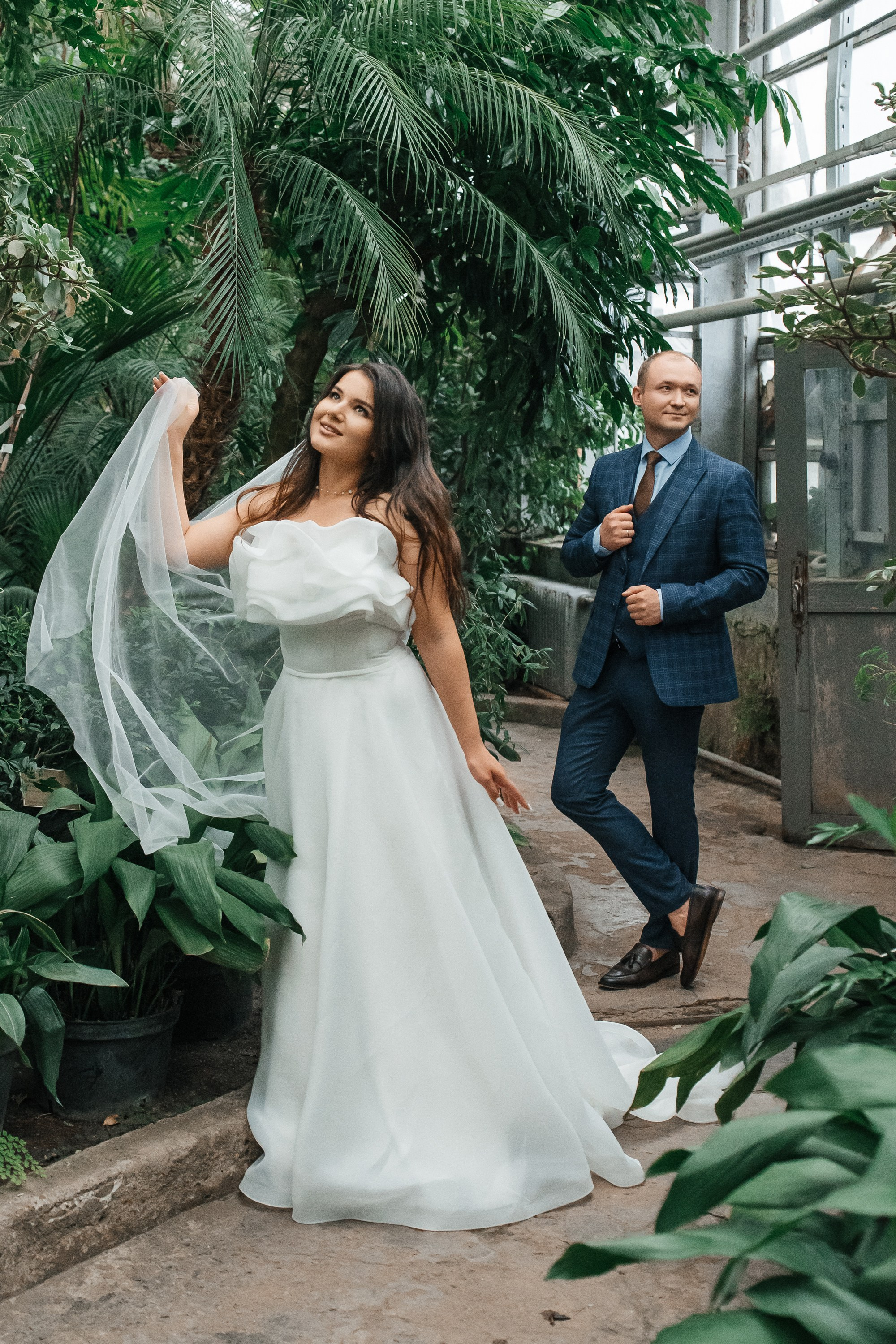 Свадебная фотосессия в оранжерее Ботанического сада им. Цицина. Свадебный и репортажный фотограф-видеограф Москва и Московская область