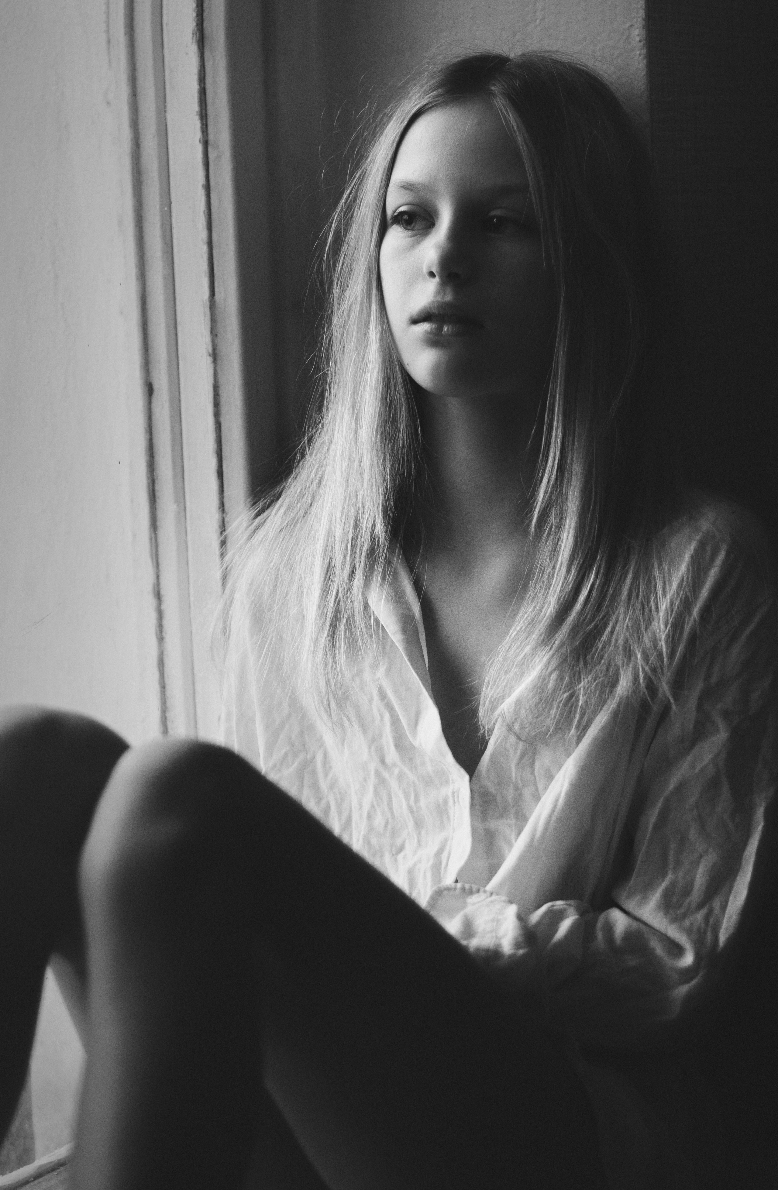 детская фотосессия в москве. Elize Belova. модельные тесты young girl model. Красивая девочка сидит на подоконнике.