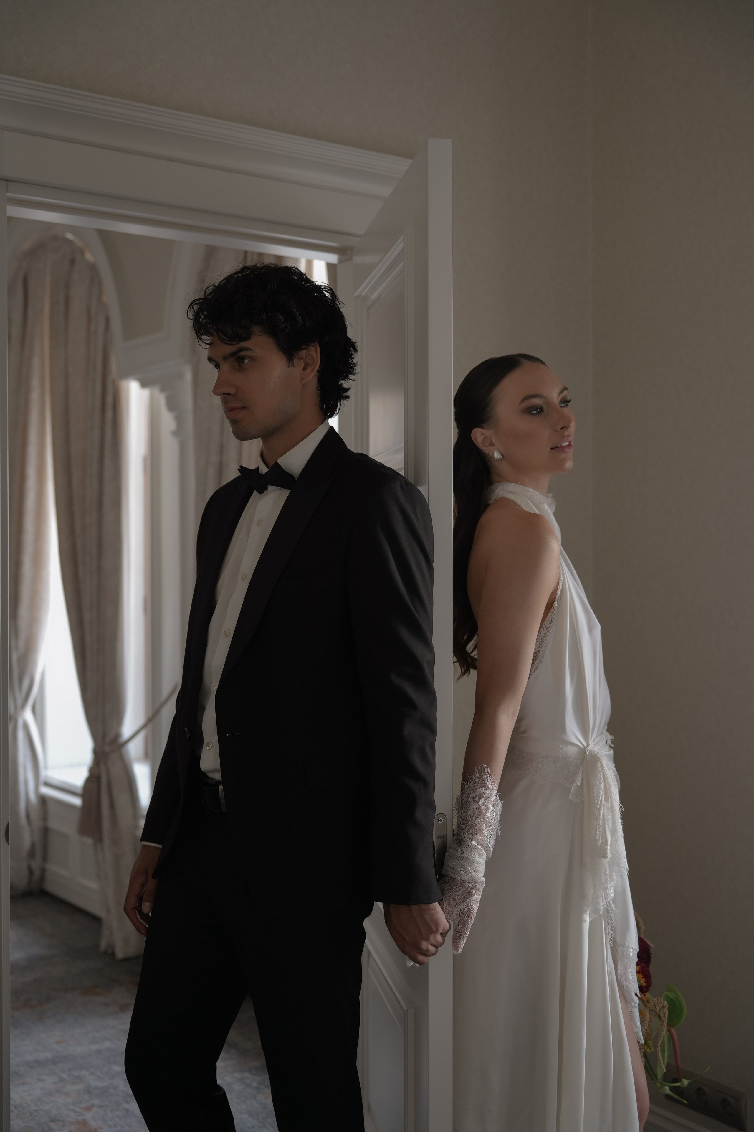 Свадебная фотосессия утра невесты и жениха в отеле Амбассадори
