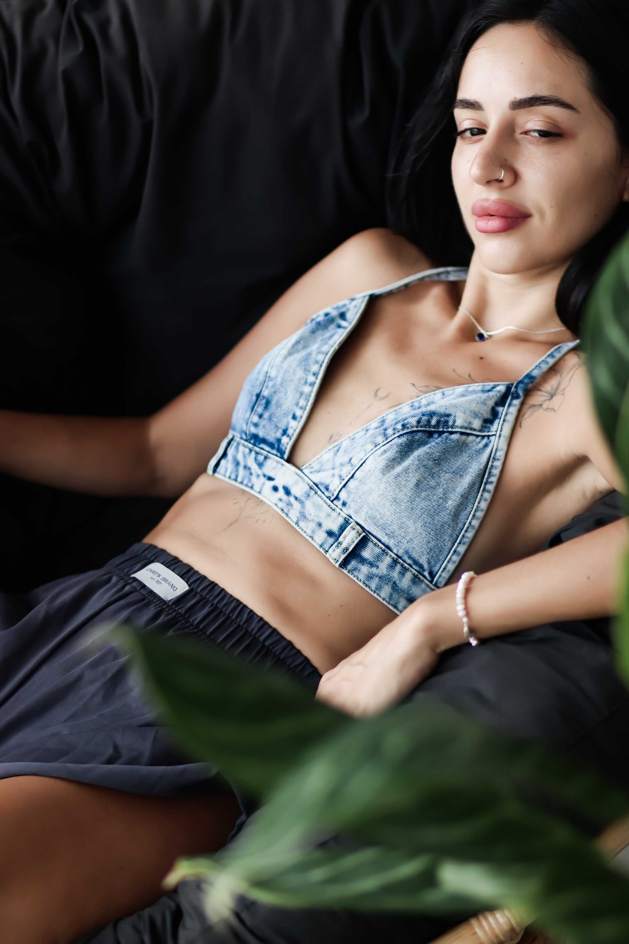 Коллекция купальников бикини. Фотограф на Шри-Ланке