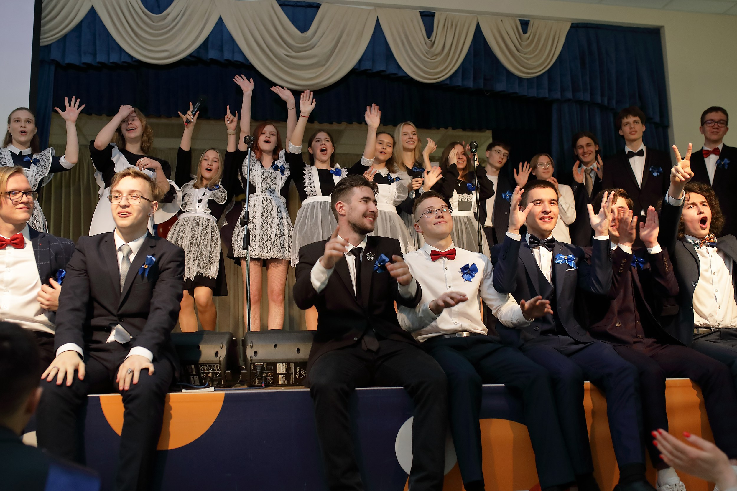 Последний звонок (актовый зал). Свадебный и семейный фотограф и видеограф в Екатеринбурге Полянские Тимур и Анастасия