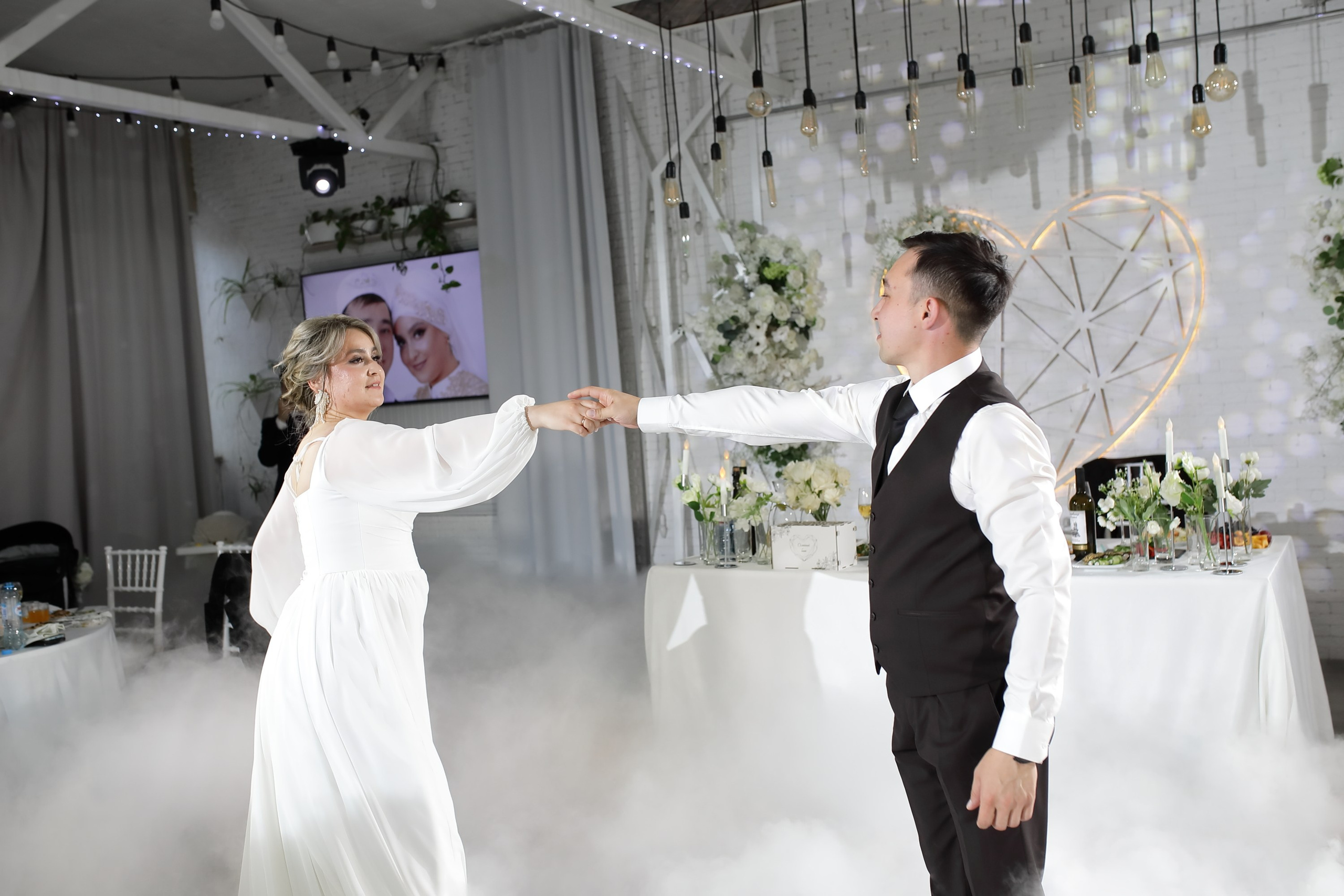 танец молодоженов с тяжелым дымом