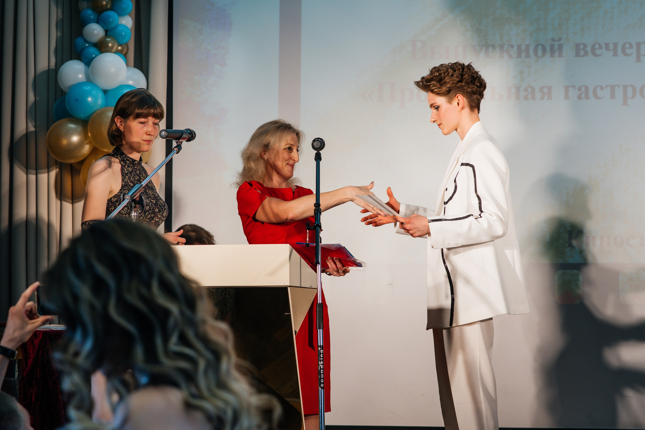 Вручение аттестатов. Выпускные альбомы в Подольске Москве и МО