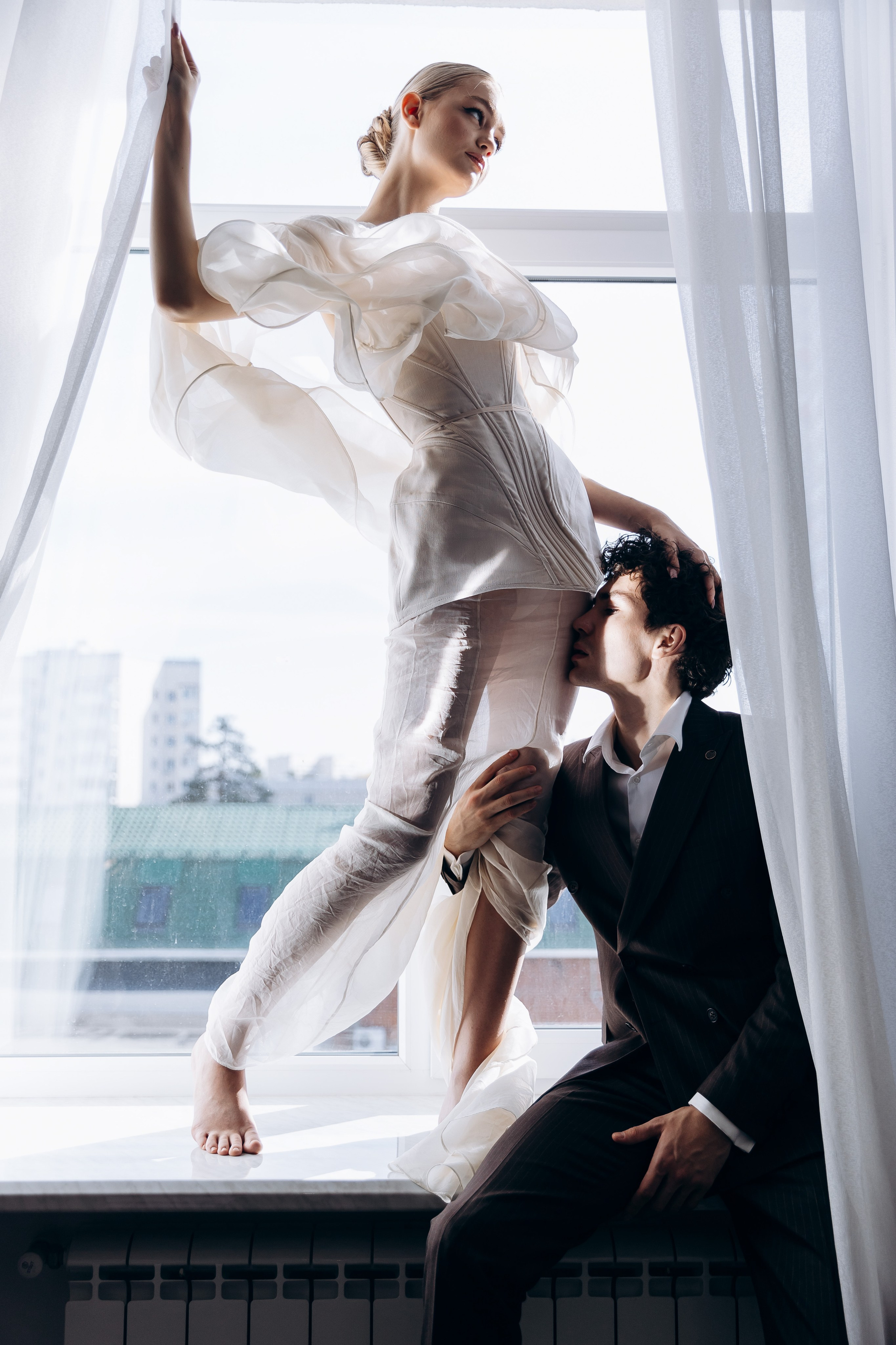 фотограф на свадьбу, свадебная фотография у окна, позы для пары, свадебный фотограф Казань