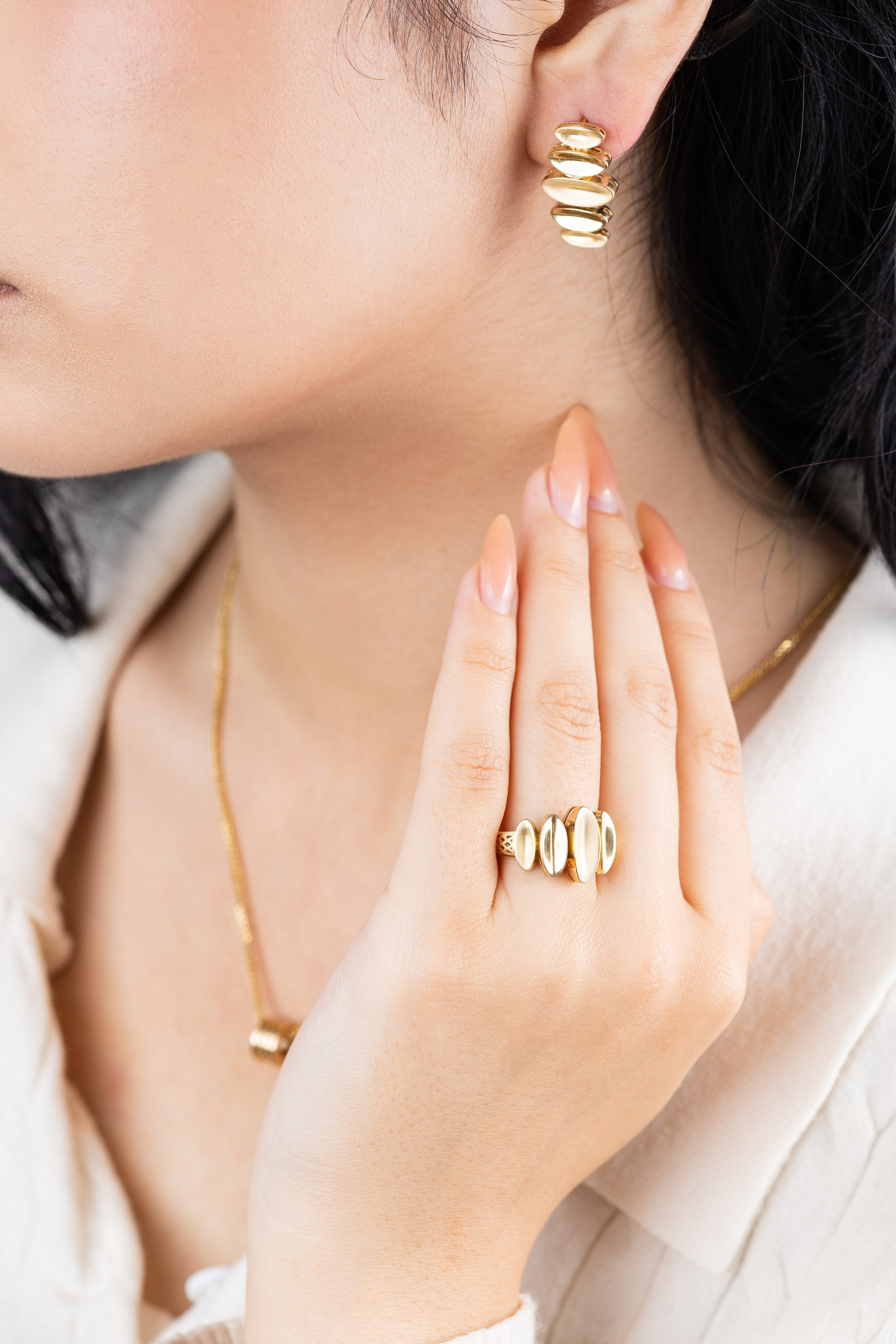 Коммерческое фото ювелирных украшений на модели В Астане