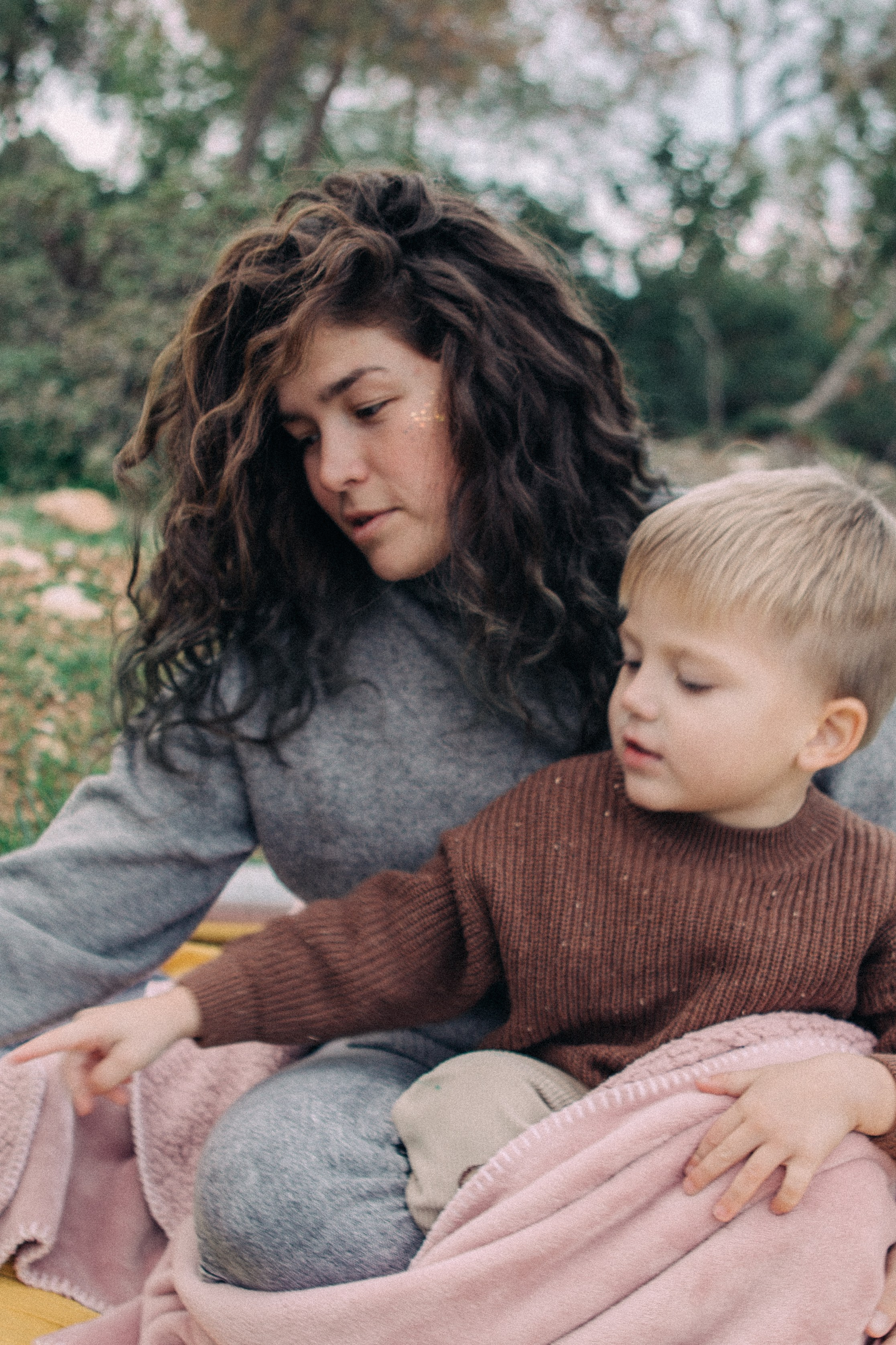 Nastya & Mr. Racoon. Portrait, family and pet photographer in Cyprus, Ksenia Bourdelle