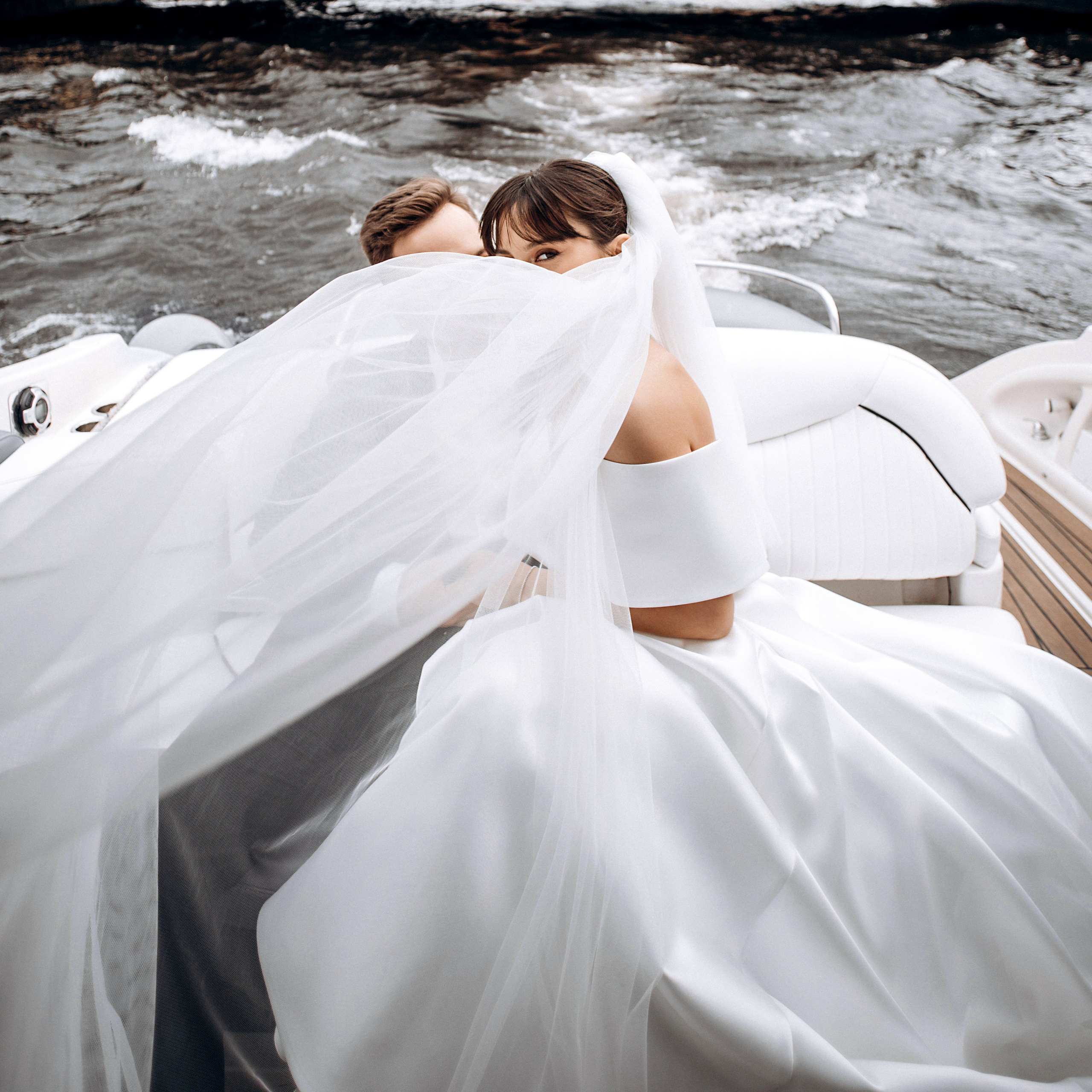 Свадьба на катере. Свадебный фотограф в Санкт-Петербурге Вика Стукачева