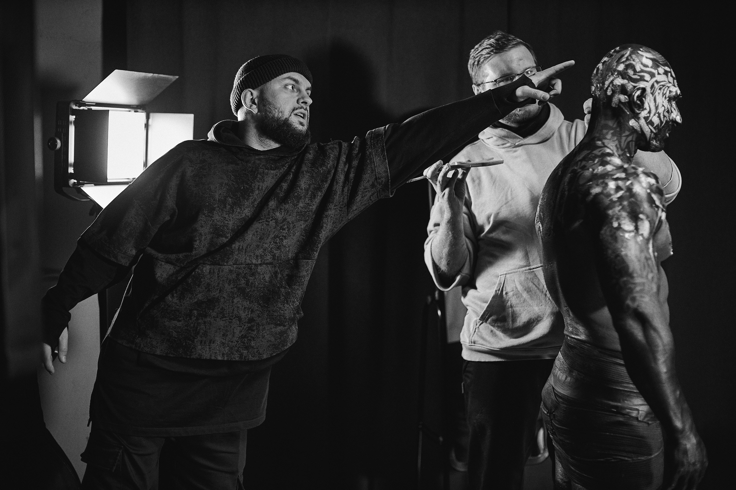 Бэкстейдж концептуальной съёмки фотографа Дмитрия Раймона, каллиграфа Антона Рейтара и персонального тренера фитнес-клуба Байрама Алоева. Фотосессия в Efimov Studio. Портретный фотограф во Владивостоке Сергей Ефимов. #СергейЕфимовФото