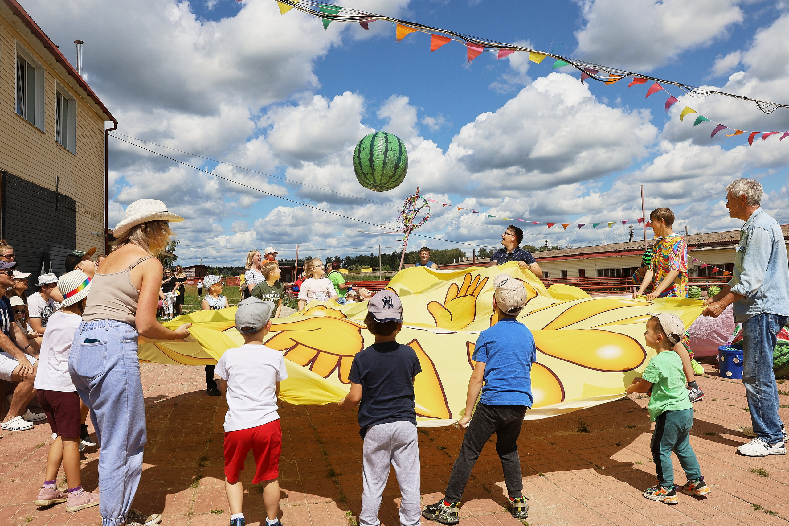 Краски Холи и пенная вечеринки. Главная