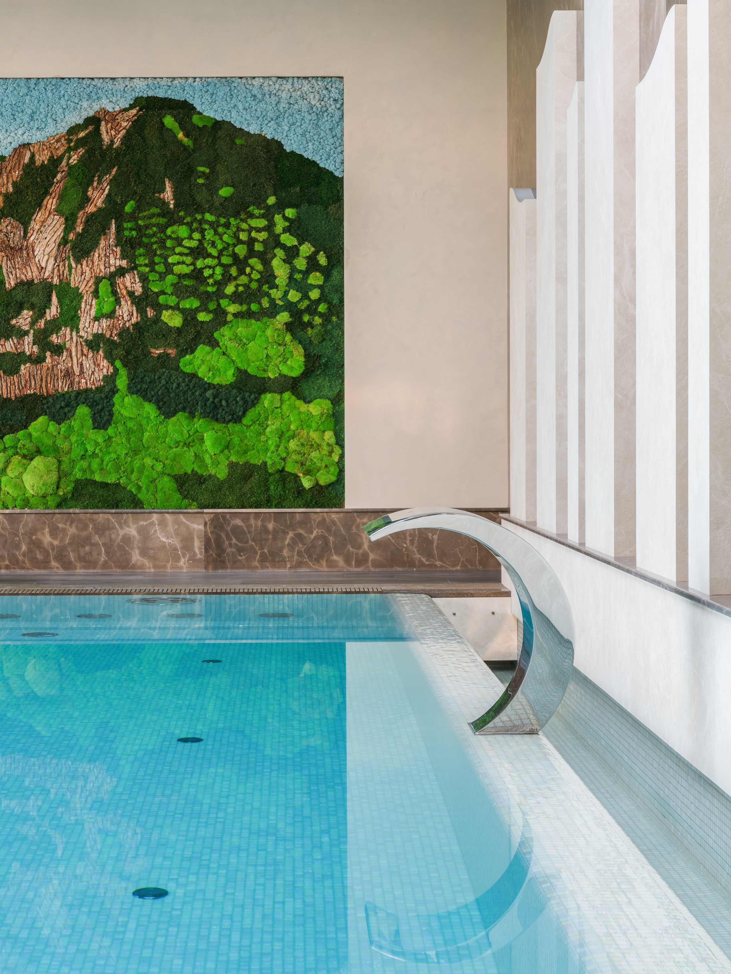 Интерьер частного бассейна с мозаичной отделкой чаши, декоративным водопадом и панно из стабилизированного мха. Дизайн разработан Анастасией Ковалевской, съёмка интерьера — фотограф Сергей Денисенко.