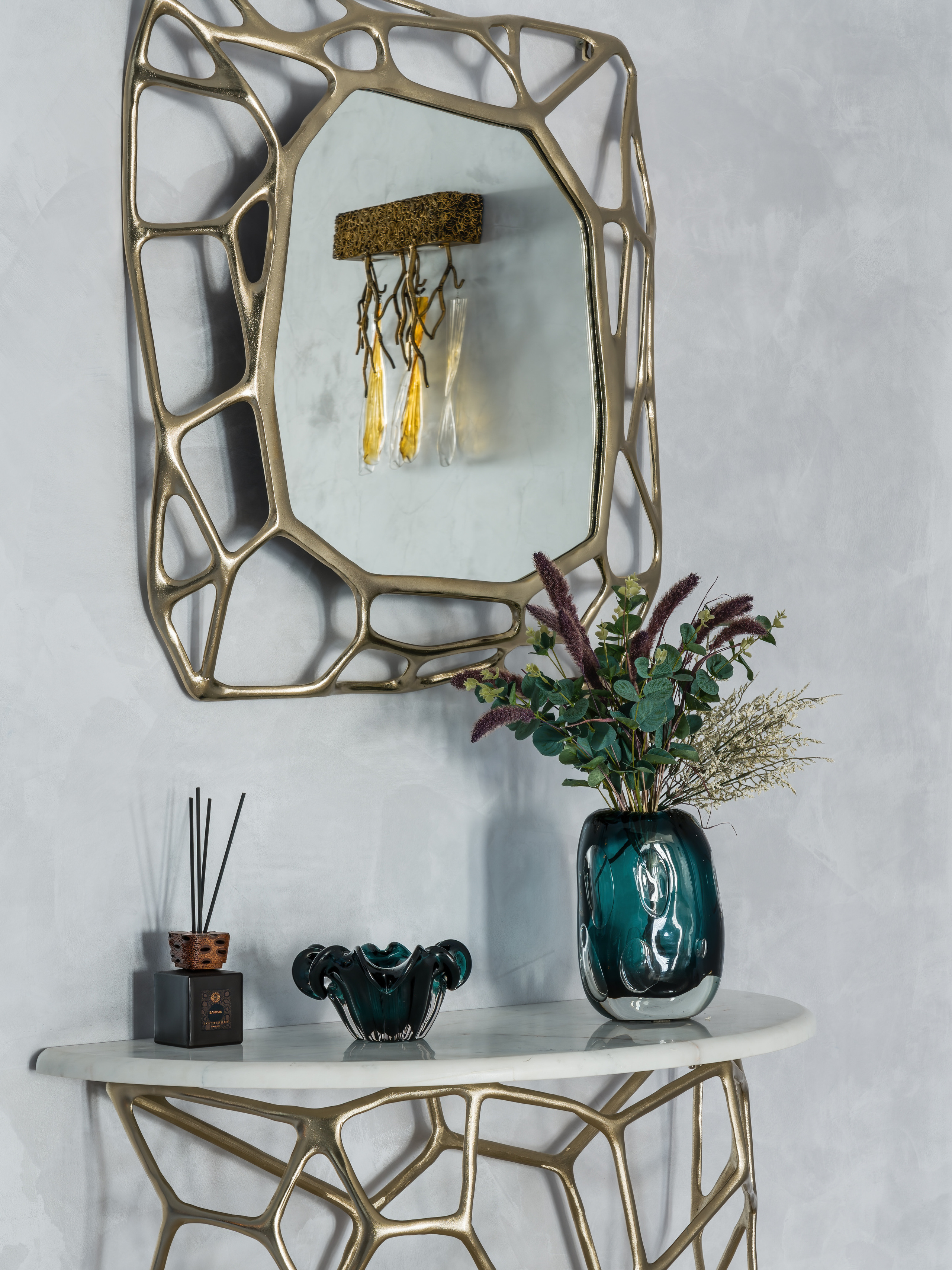 Мраморная консоль с изысканной столешницей и зеркалом в золотой раме с декоративным узором, дополненная стильными акцентами и декором в изумрудных тонах, интерьер Анастасии Ковалевской, фотограф Сергей Денисенко.