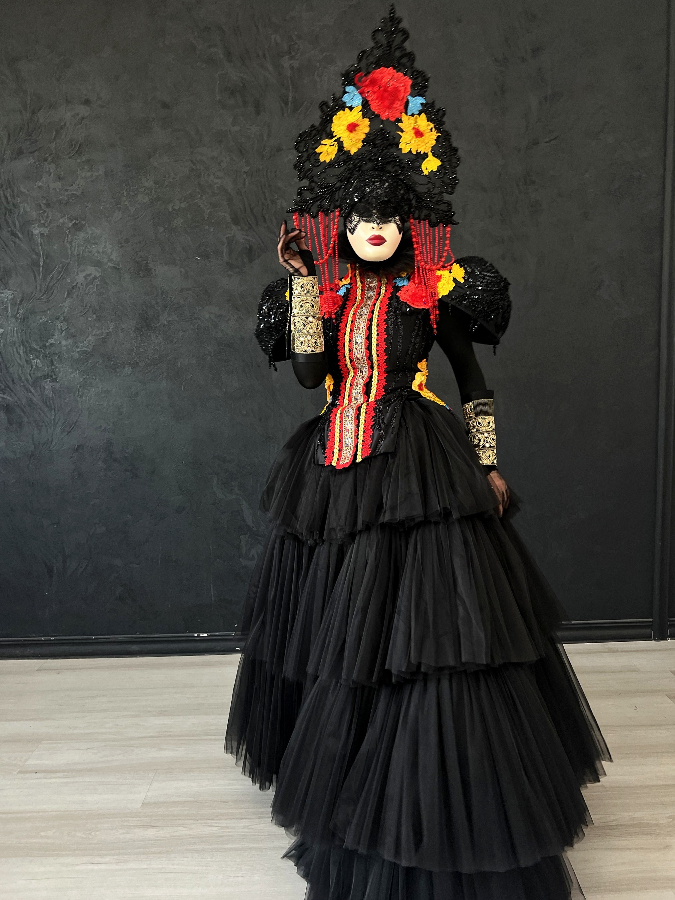 Артист в чёрном костюме в русском стиле. Мимы и Ходулисты на встречу гостей. Москва