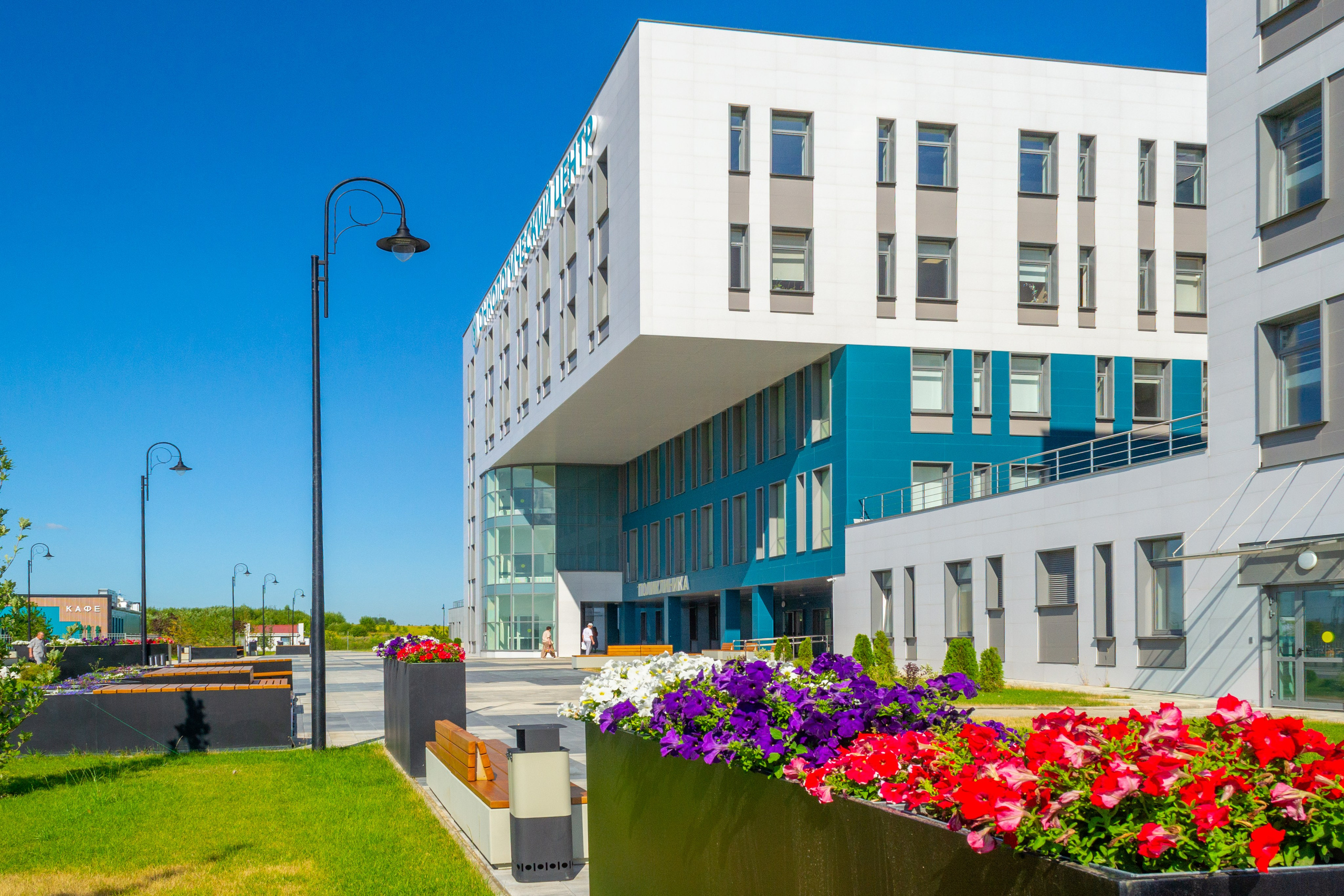 Тульская областная онкологическая больница (лето-цветы, NIKON D3100 35 мм F1,8)). Фотограф в Туле Крупский АнДРей. Фотостудия «КАДР71» в Туле