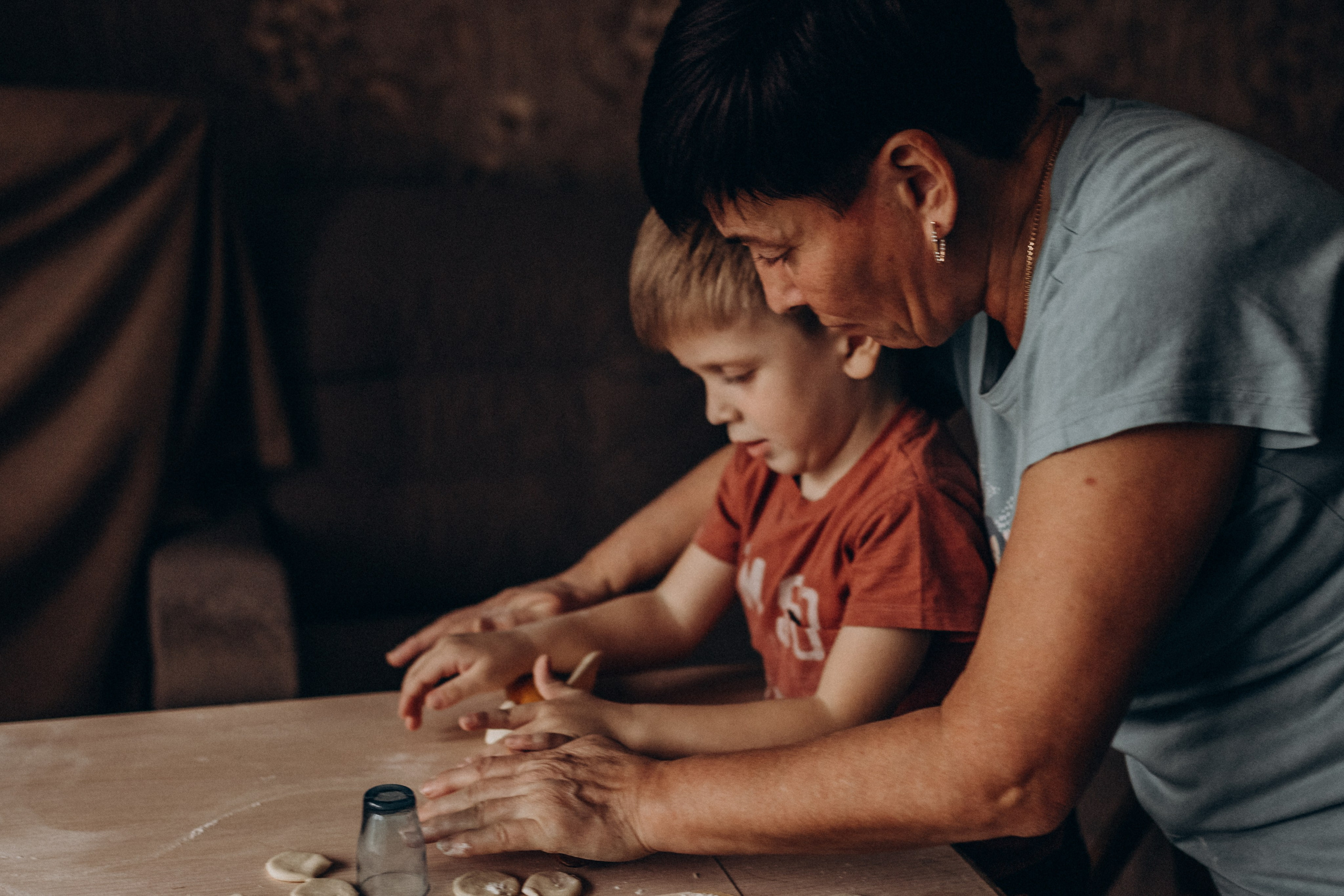 Бабушка с внуками. Семейный фотограф lifestyle в Новосибирске Елена Шпилевая