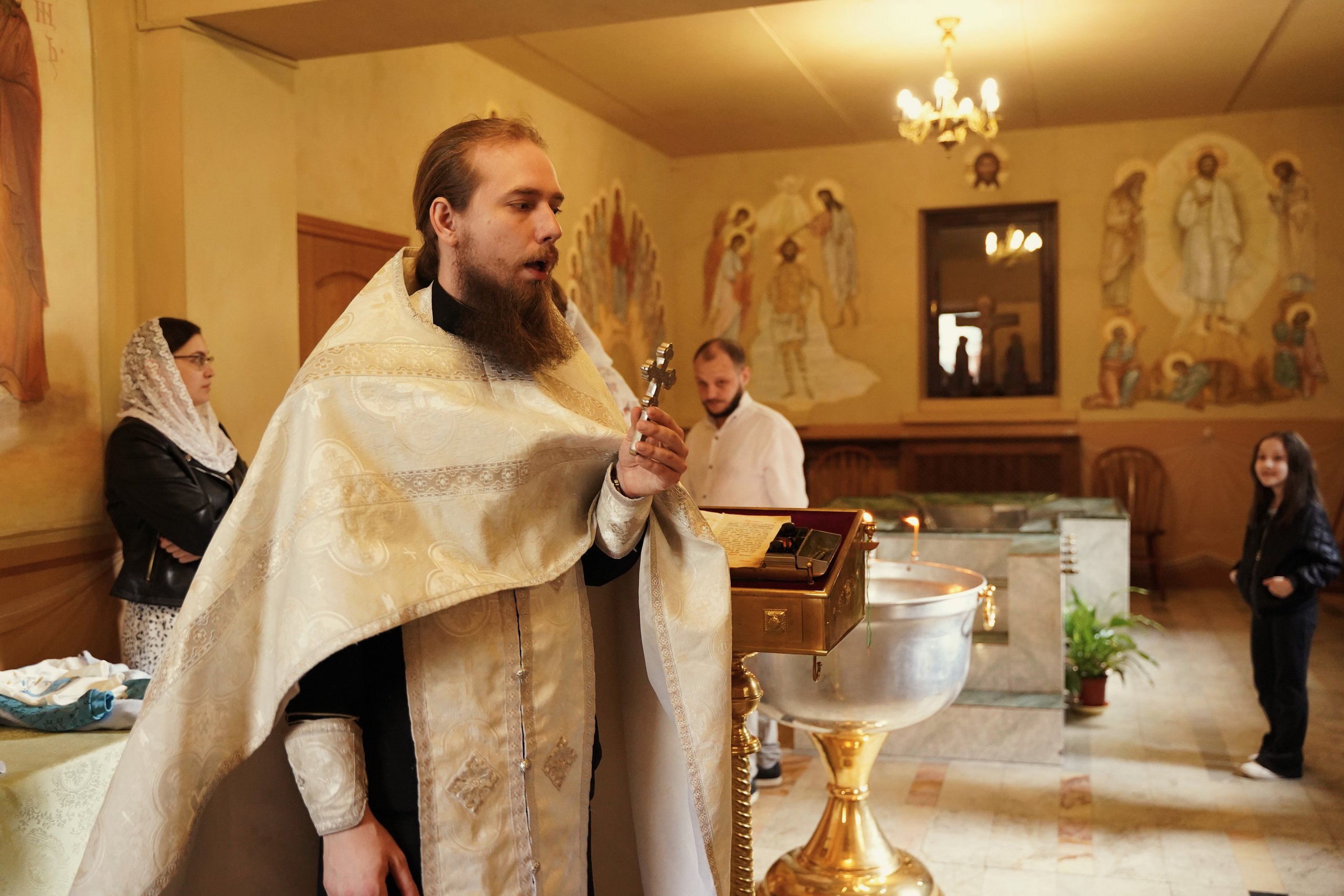 Храм Успения Пресвятой Богородицы в Гончарах.Крещение ребенка.Крестины. Портретный фотограф в Москве Елена Капралова
