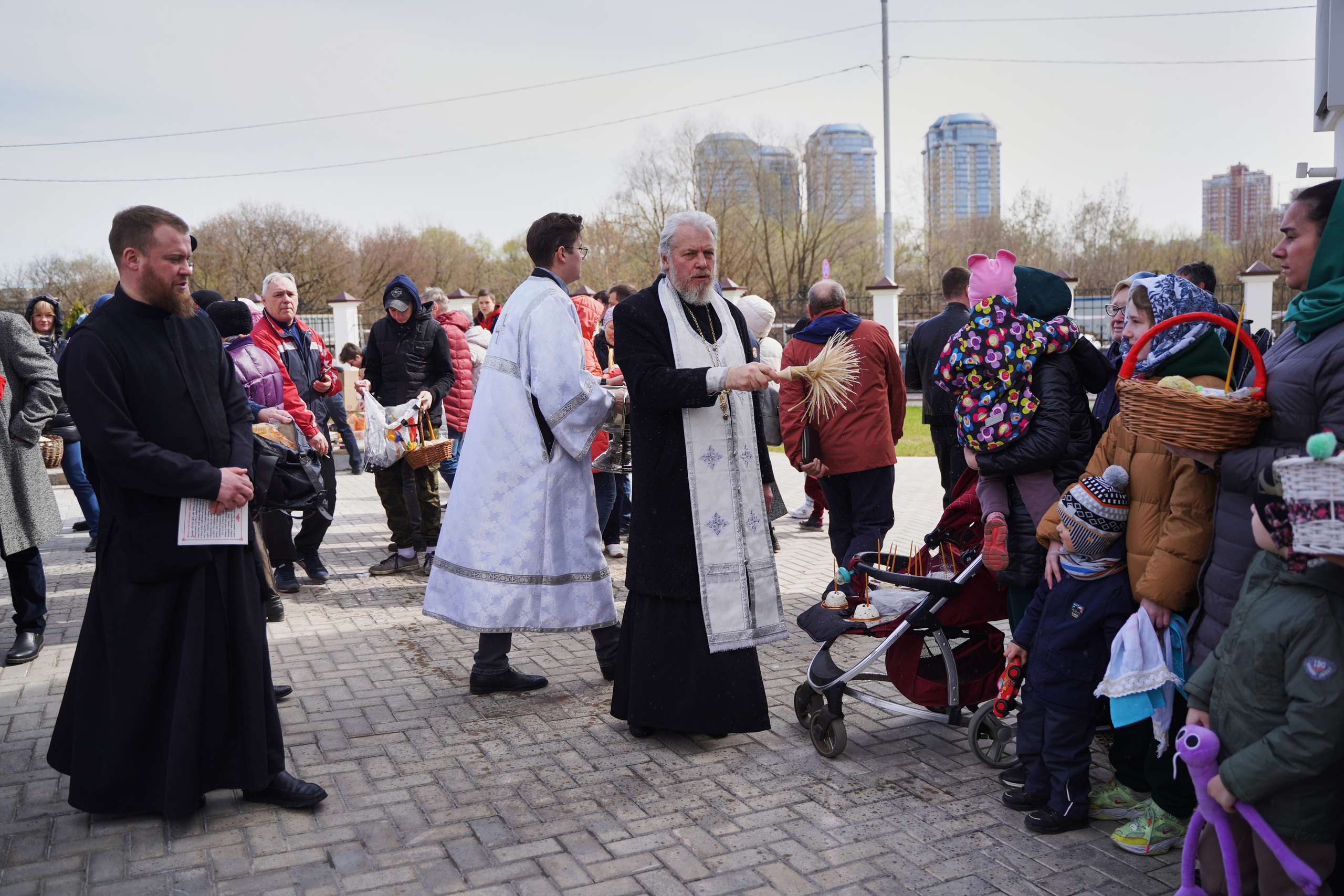 Храм Смоленской иконы Божией Матери. Освящение куличей, пасох и яиц. Портретный фотограф в Москве Елена Капралова