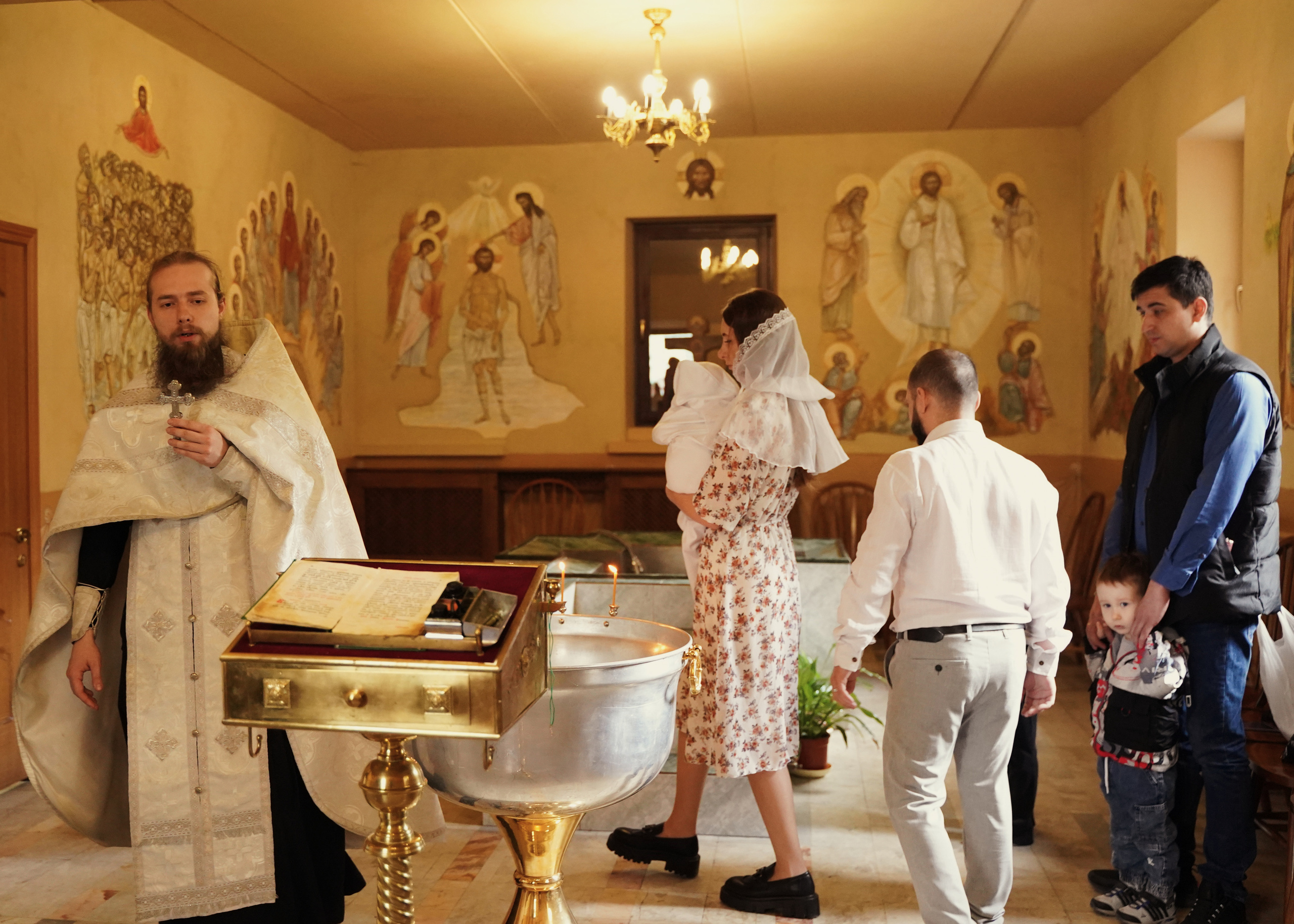 Храм Успения Пресвятой Богородицы в Гончарах.Крещение ребенка.Крестины. Портретный фотограф в Москве Елена Капралова