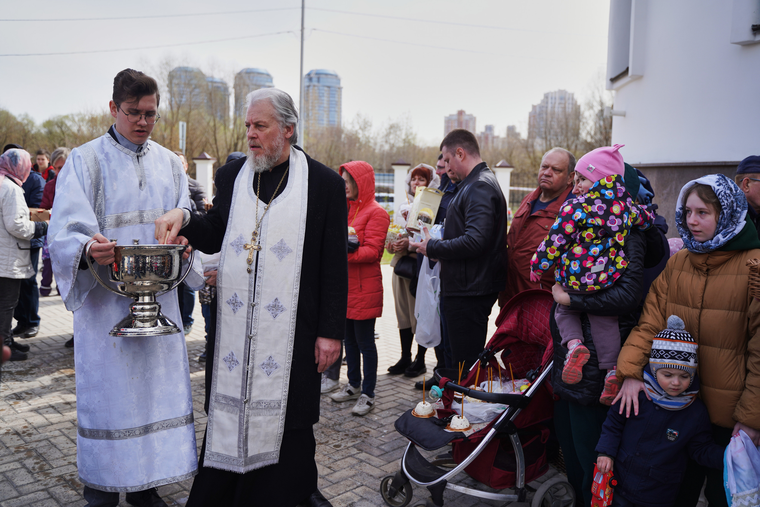 Храм Смоленской иконы Божией Матери. Освящение куличей, пасох и яиц. Портретный фотограф в Москве Елена Капралова