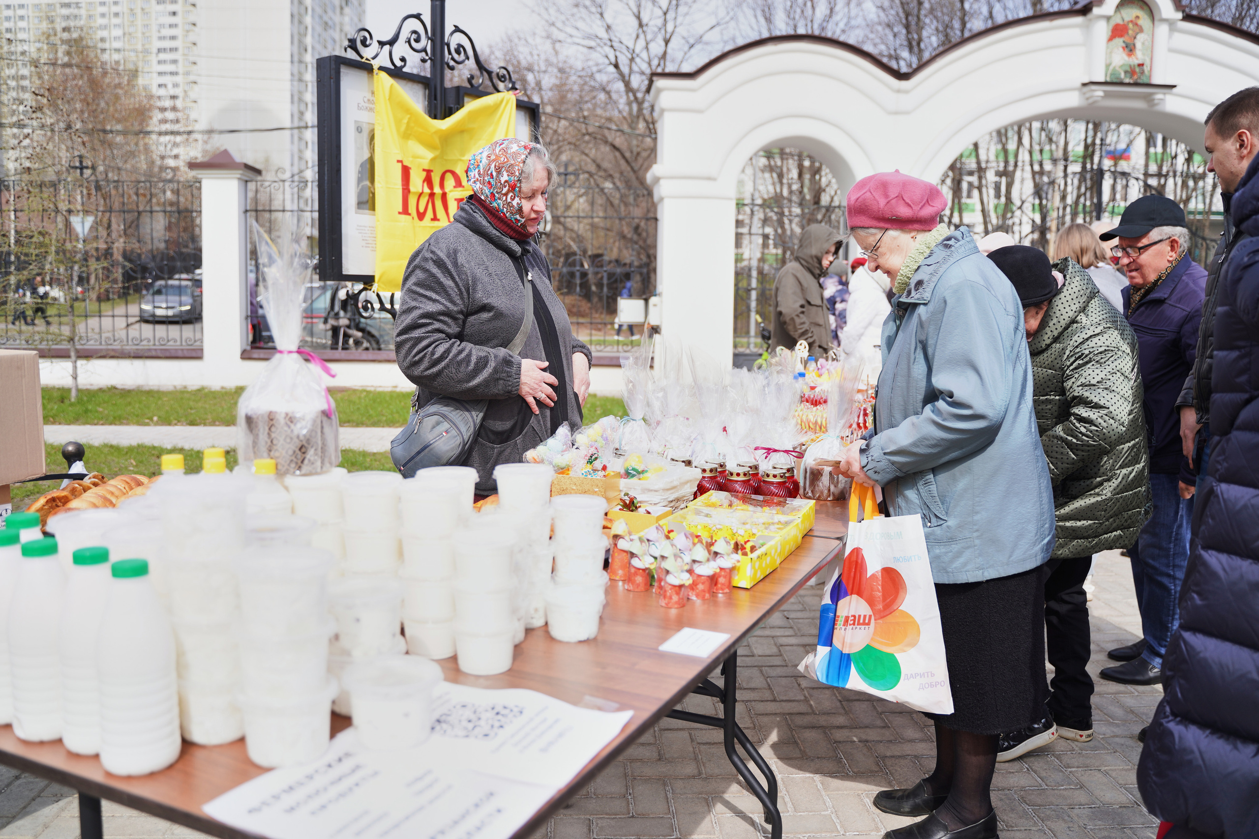 Храм Смоленской иконы Божией Матери. Освящение куличей, пасох и яиц. Портретный фотограф в Москве Елена Капралова