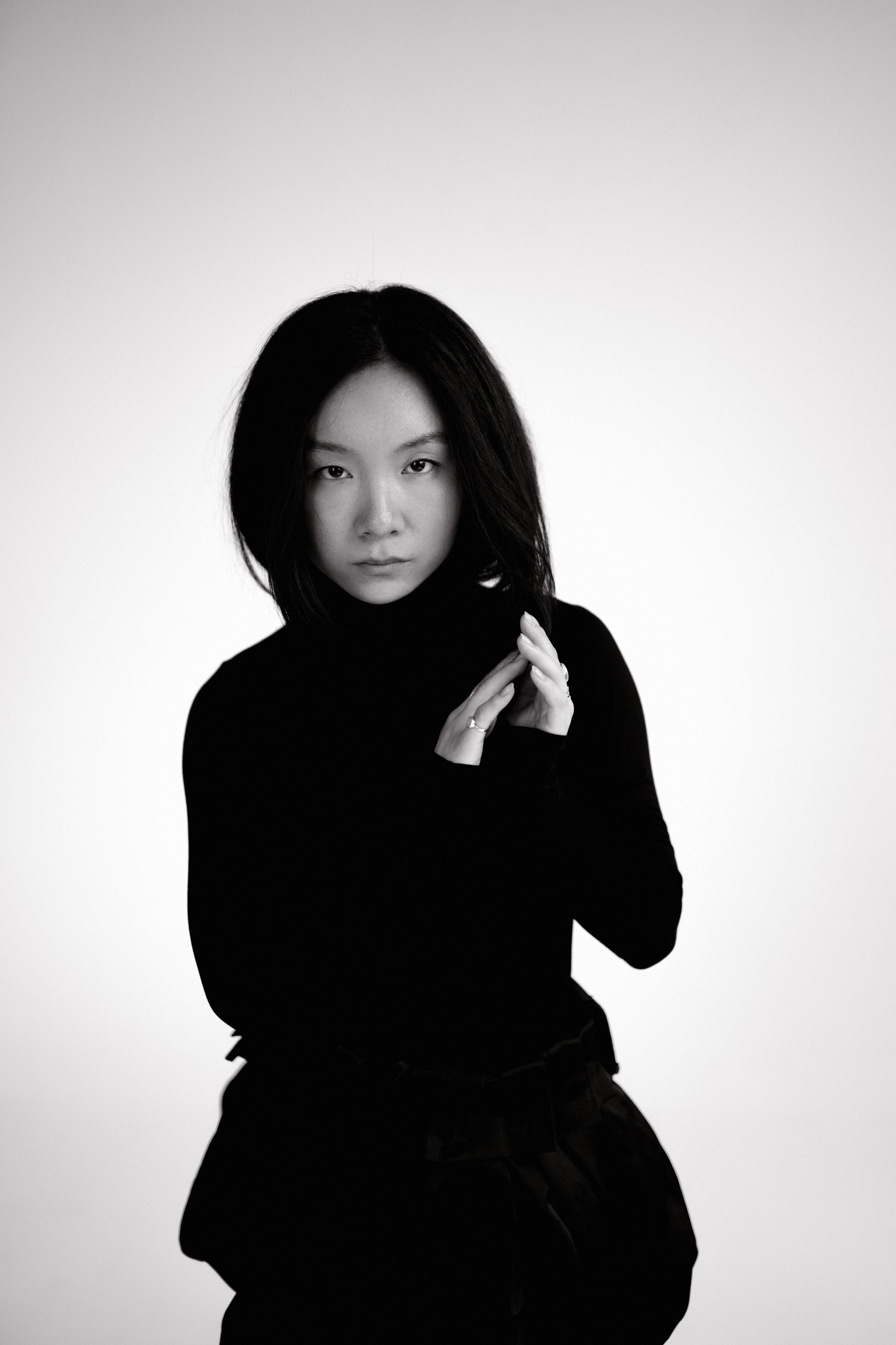 Чёрно-белый портрет модели в чёрном платье на светлом фоне, минималистичная студийная фотосессия в Санкт-Петербурге