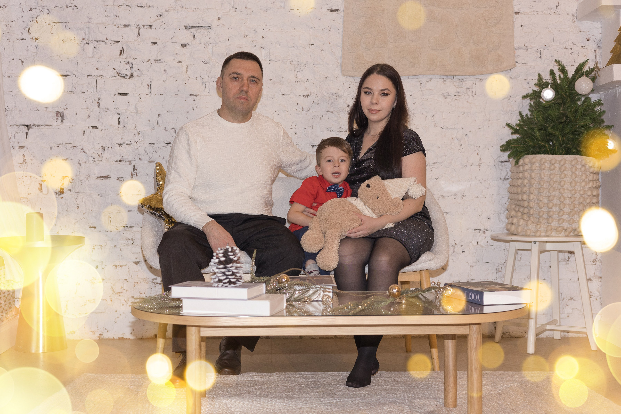 Детская новогодняя фотосессия в студии Ижевска для озорного Данила