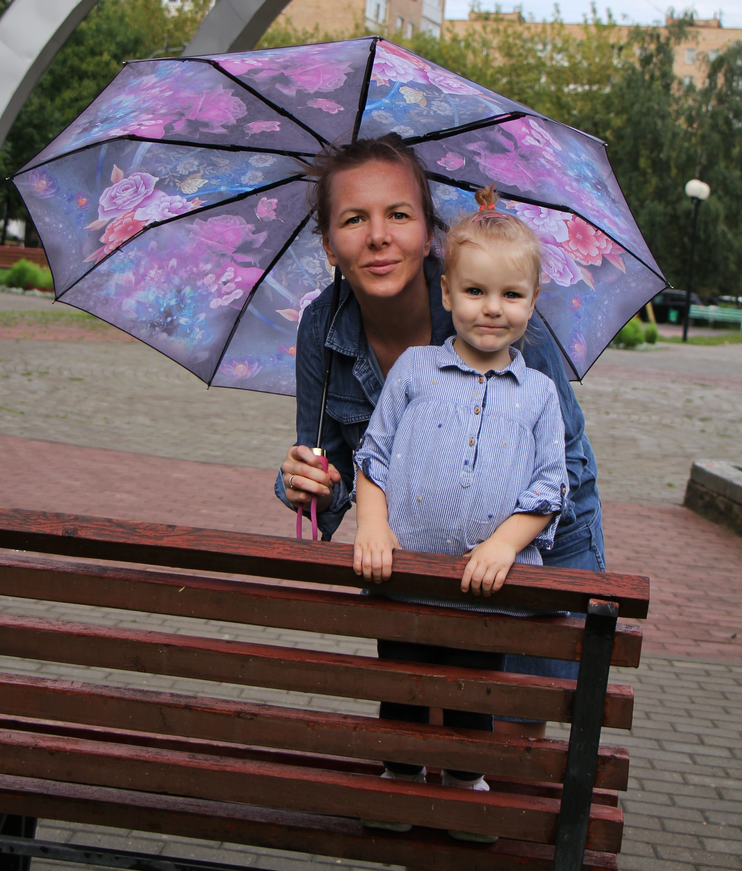 На прогулке Маша с мамой. Портретный фотограф Москва