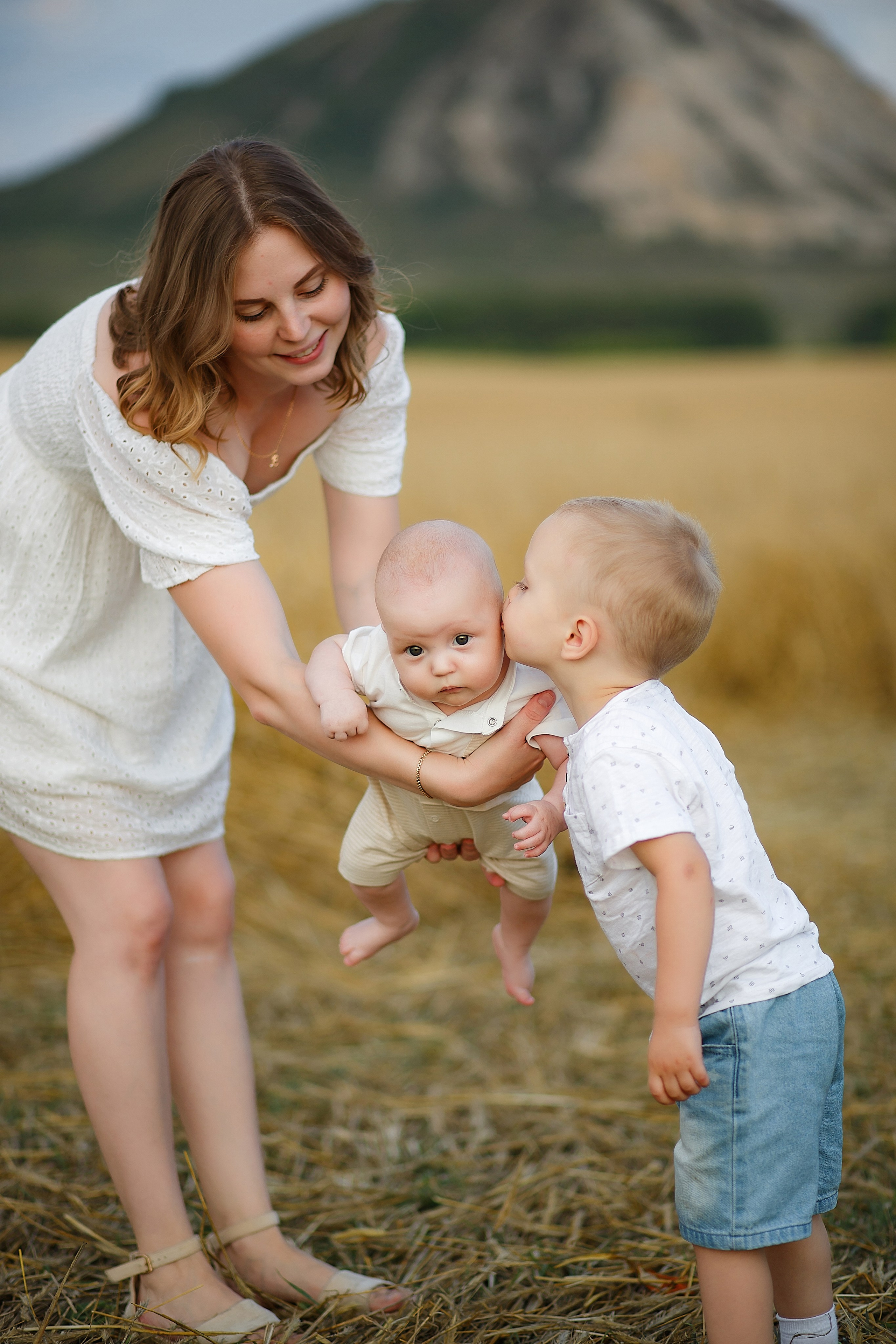 Семейная фотосессия на природе у подножия торатау. Семейный и детский фотограф в Стерлитамаке Разина Рахмангулова