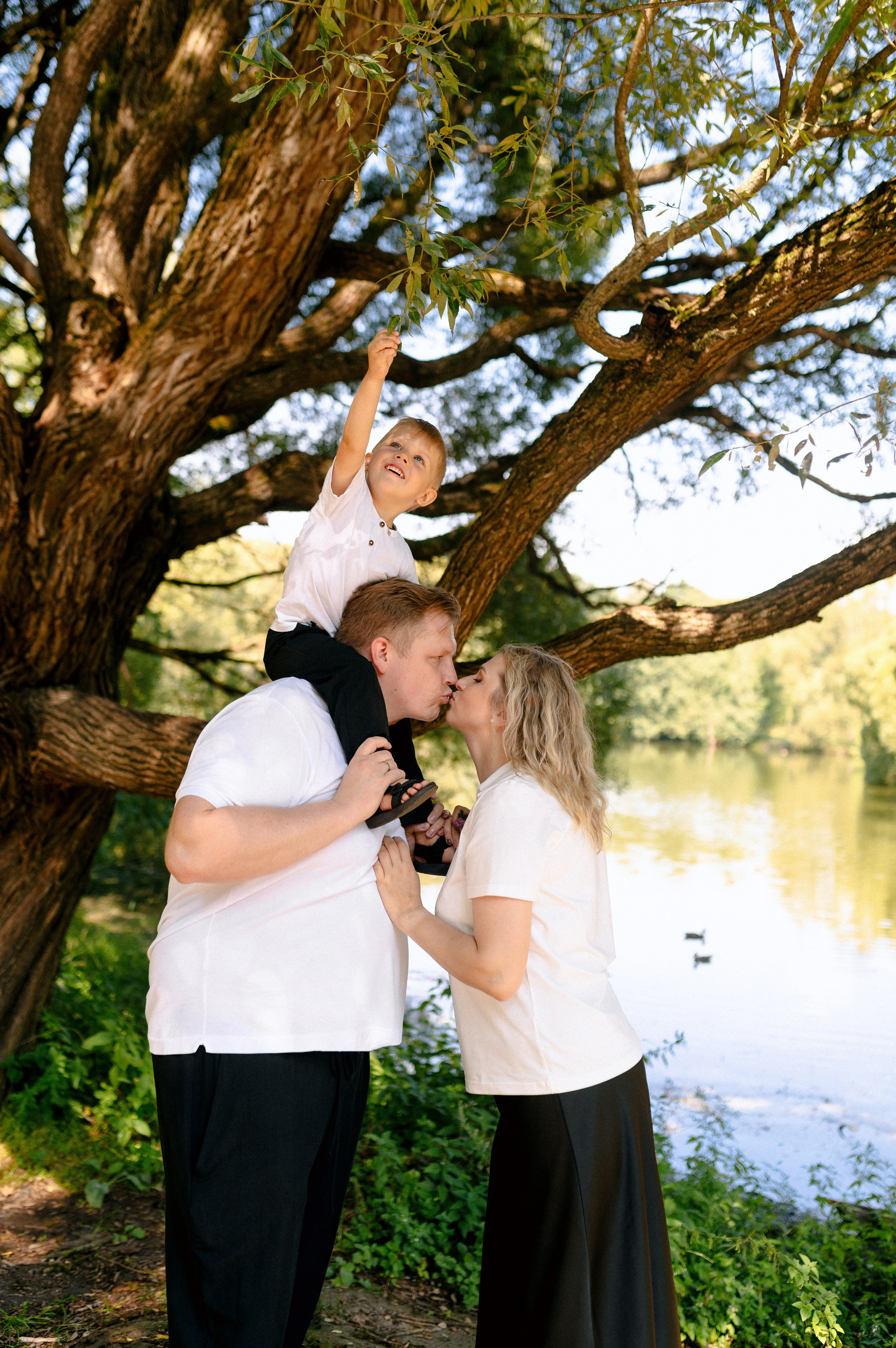 НА ДЕРЕВО ЗАЛЕЗУ. Шашкова Вероника / Свадебный и семейный фотограф Москва и Ярославль