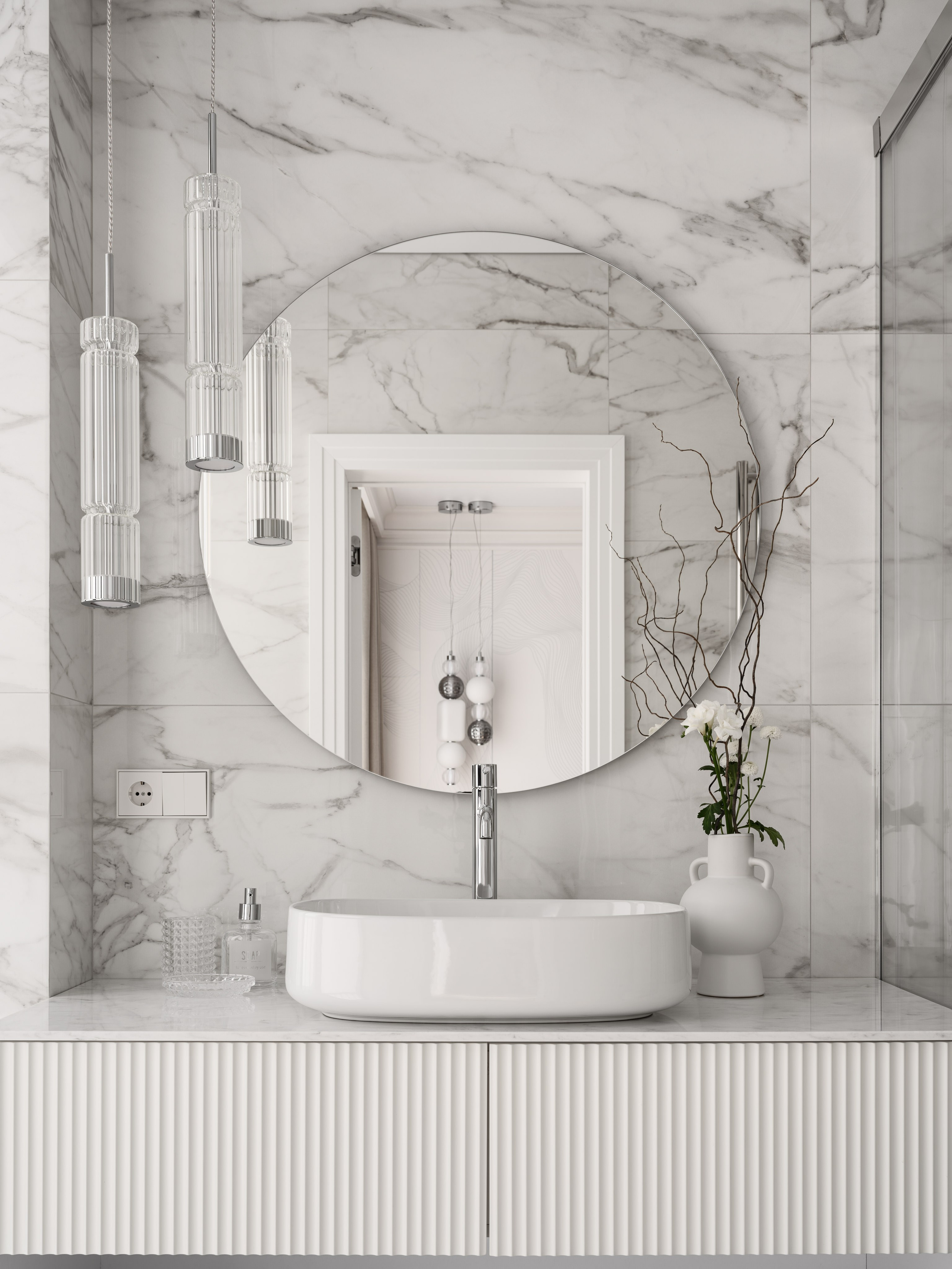 Современная ванная комната с мраморной отделкой, круглым зеркалом и белой раковиной на рифлёной тумбе. Акценты из стекла и керамики создают атмосферу спа. Проект дизайнера Алёны Боярской, стилист Наталья Якушева, фотограф Сергей Денисенко.