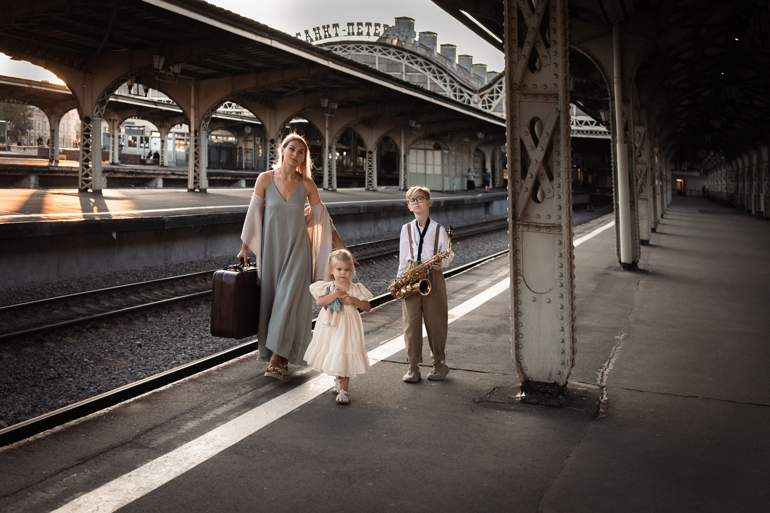 семья мама с детьми красиво идут по перрону Витебского вокзала