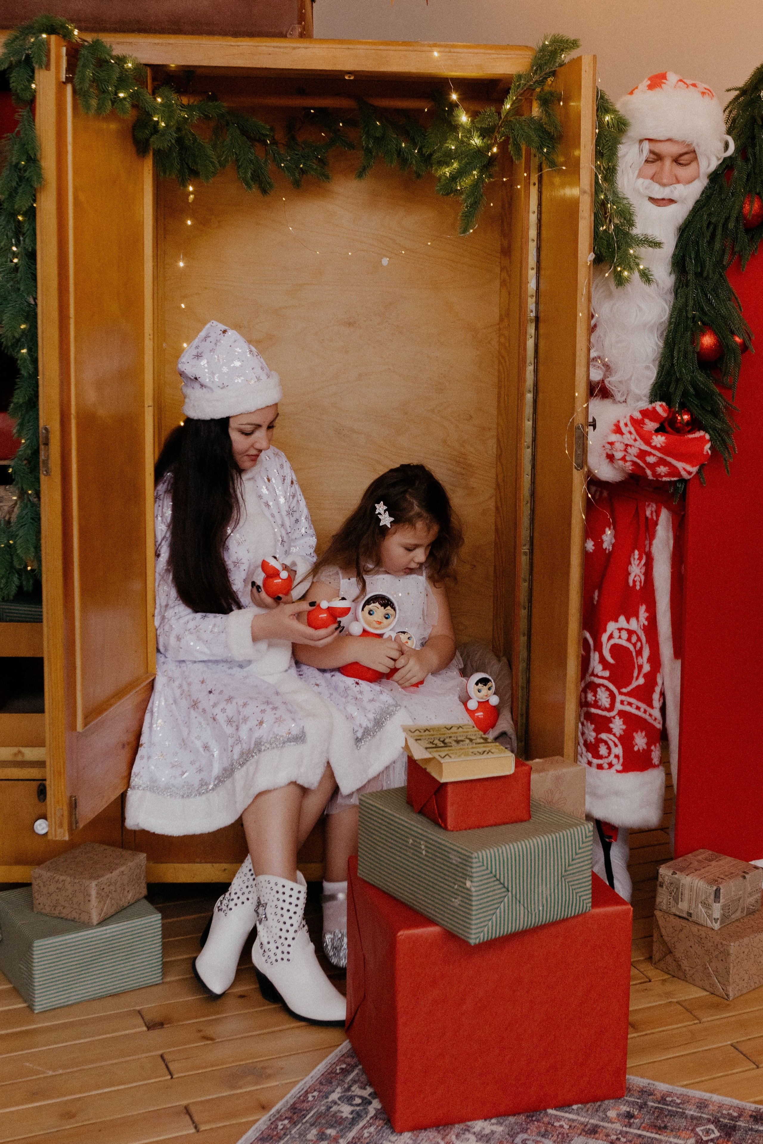 новогодняя семейная фотосессия в студии в стиле ретро с дедом Морозом и Снегурочкой