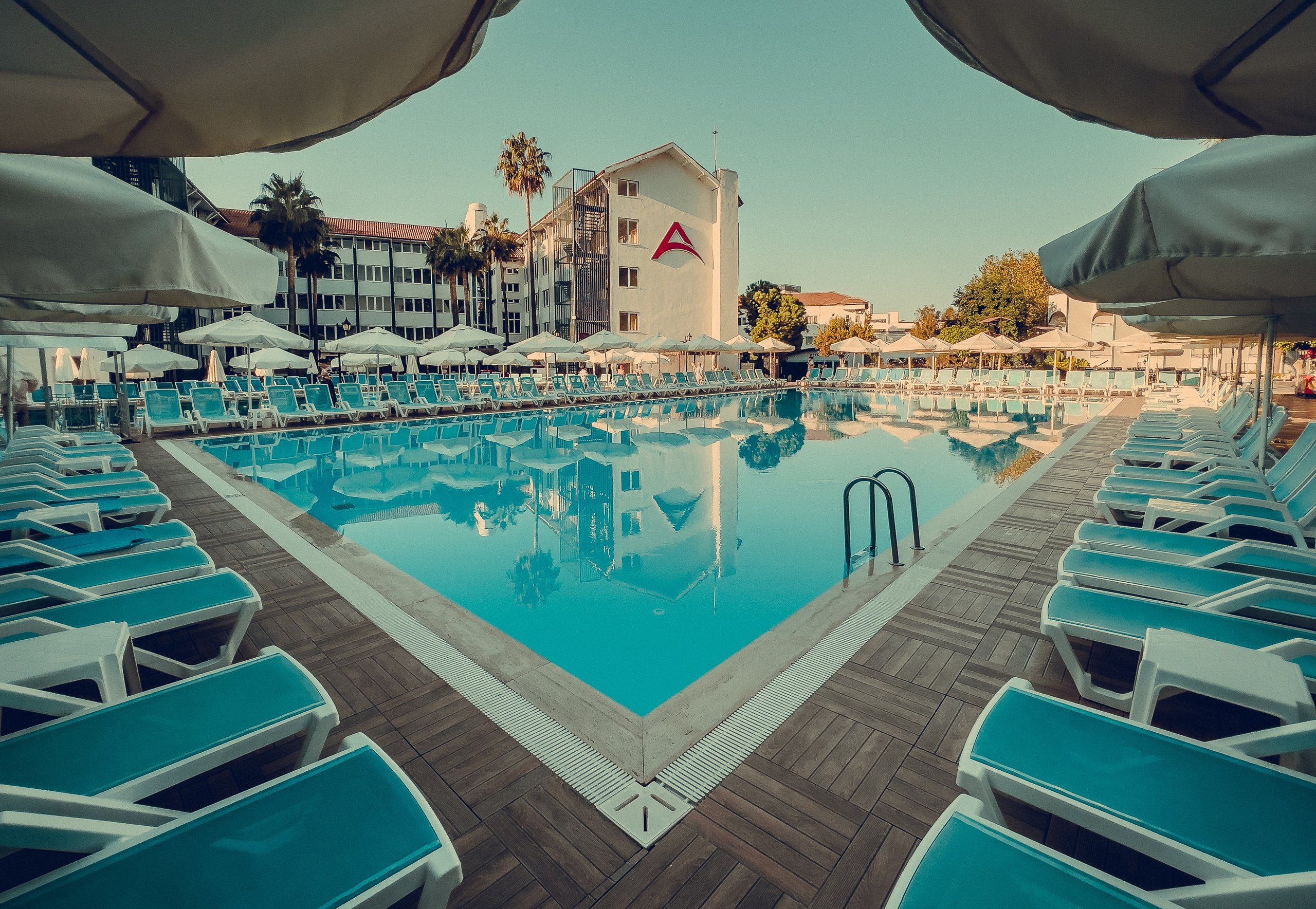 фото красивого бассейна