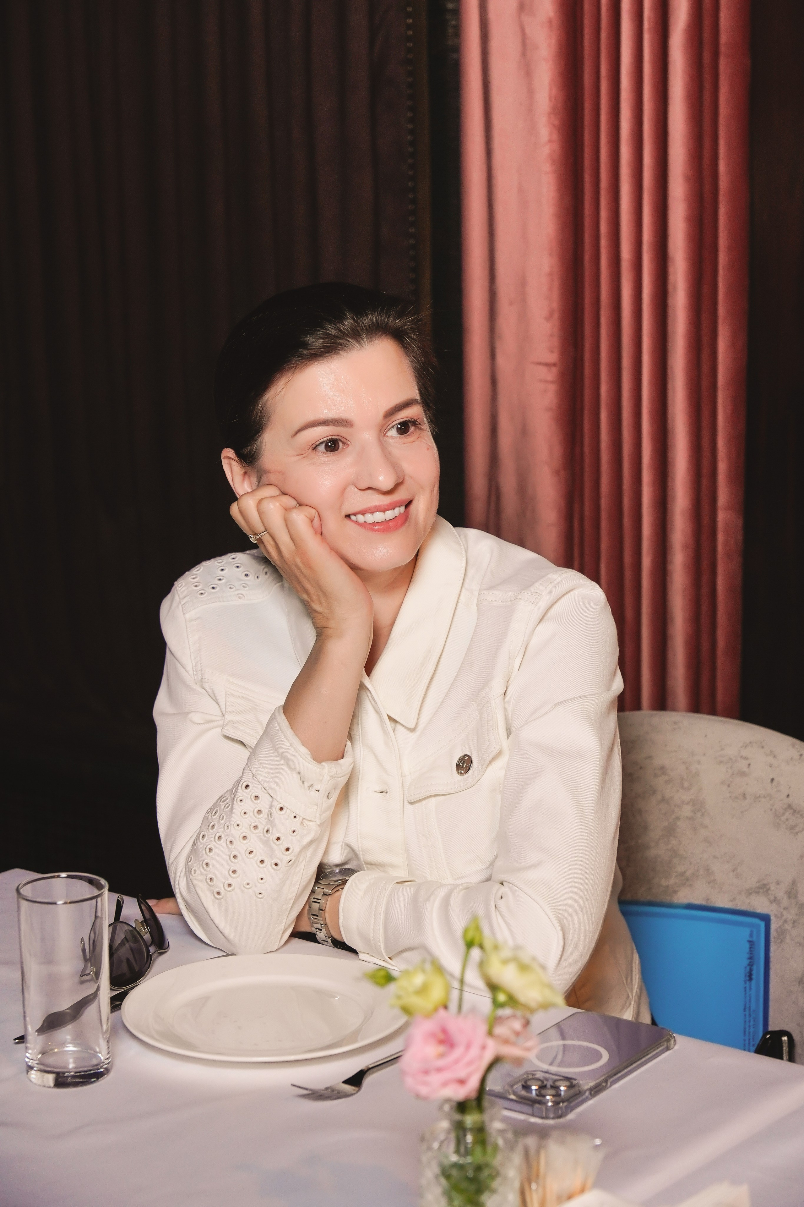 Выпускной. Занимаюсь профессиональной фотографией и живу рядом с Байкалом. Работаю в разных жанрах